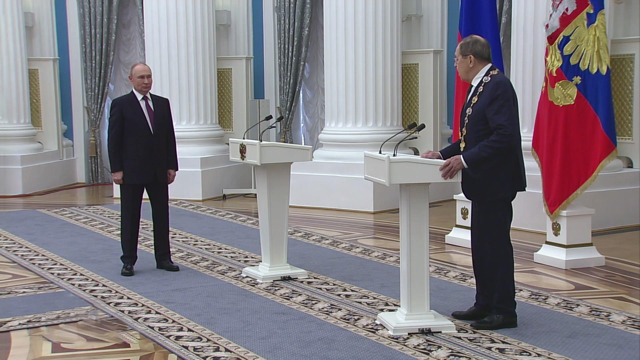 Путин наградил героев СВО, многодетных матерей и выдающихся работников