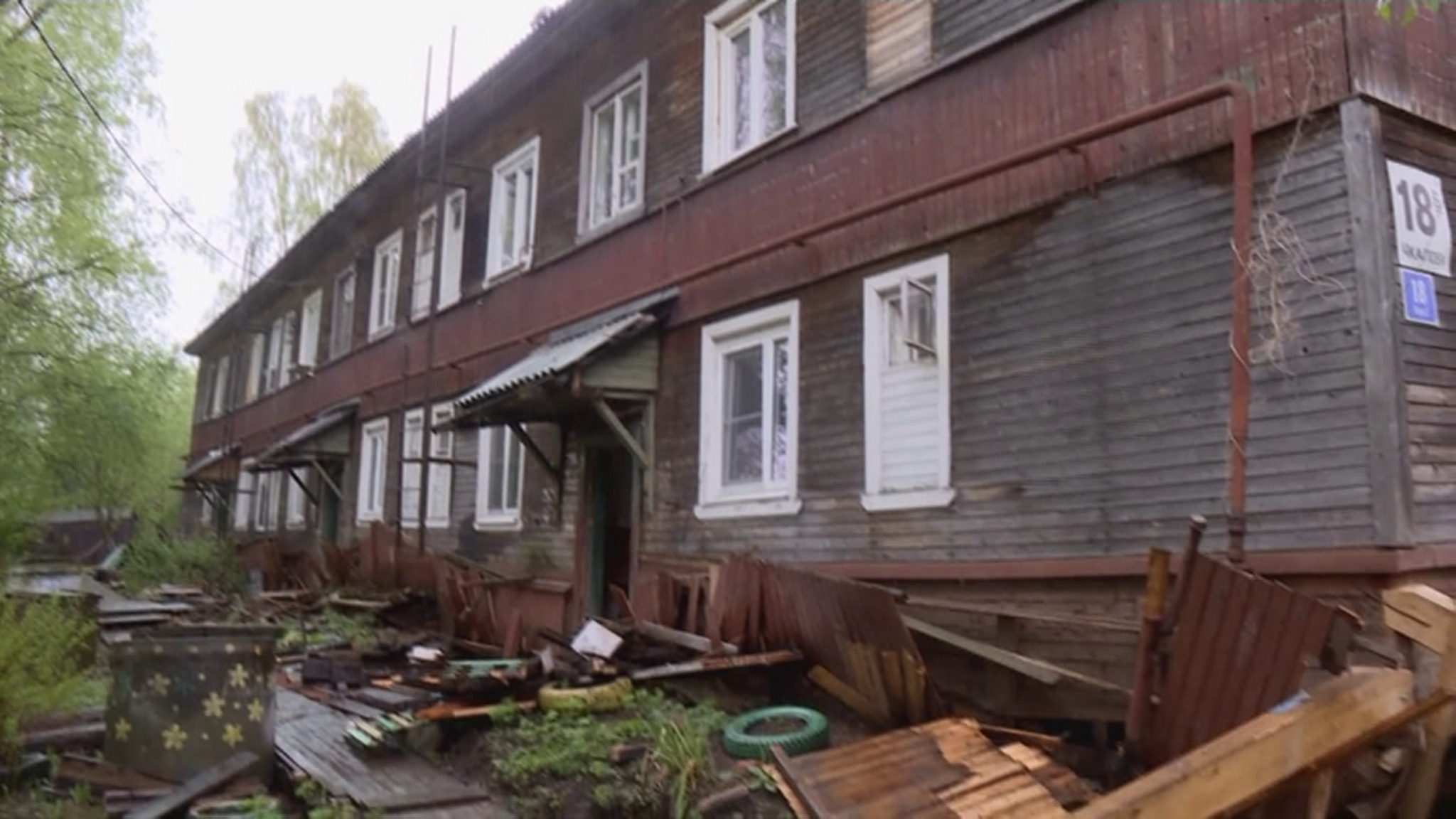 Обрушение двухэтажного дома в Архангельске жильцы наблюдали со стороны