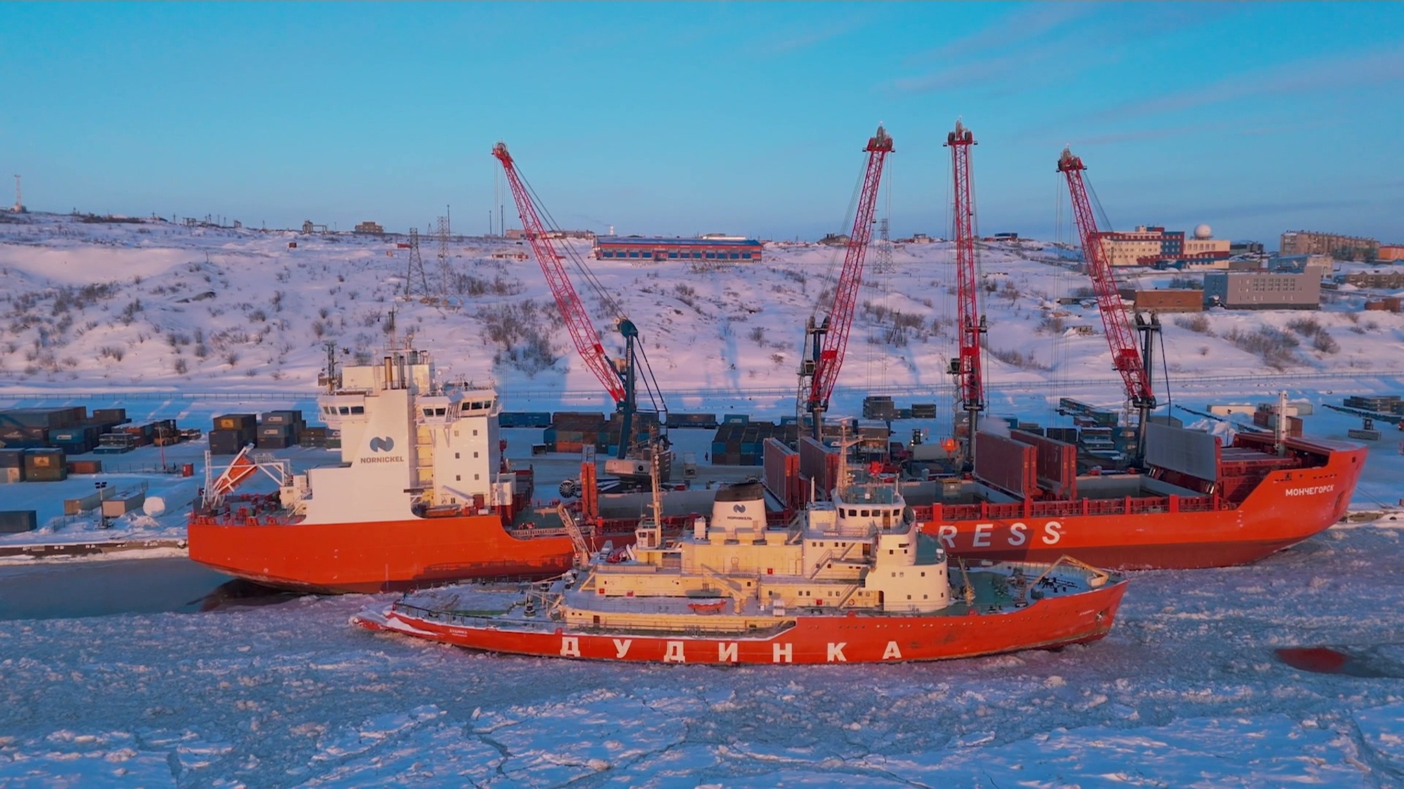 Даже в период затопления Дудинский морской порт не прекращает свою работу