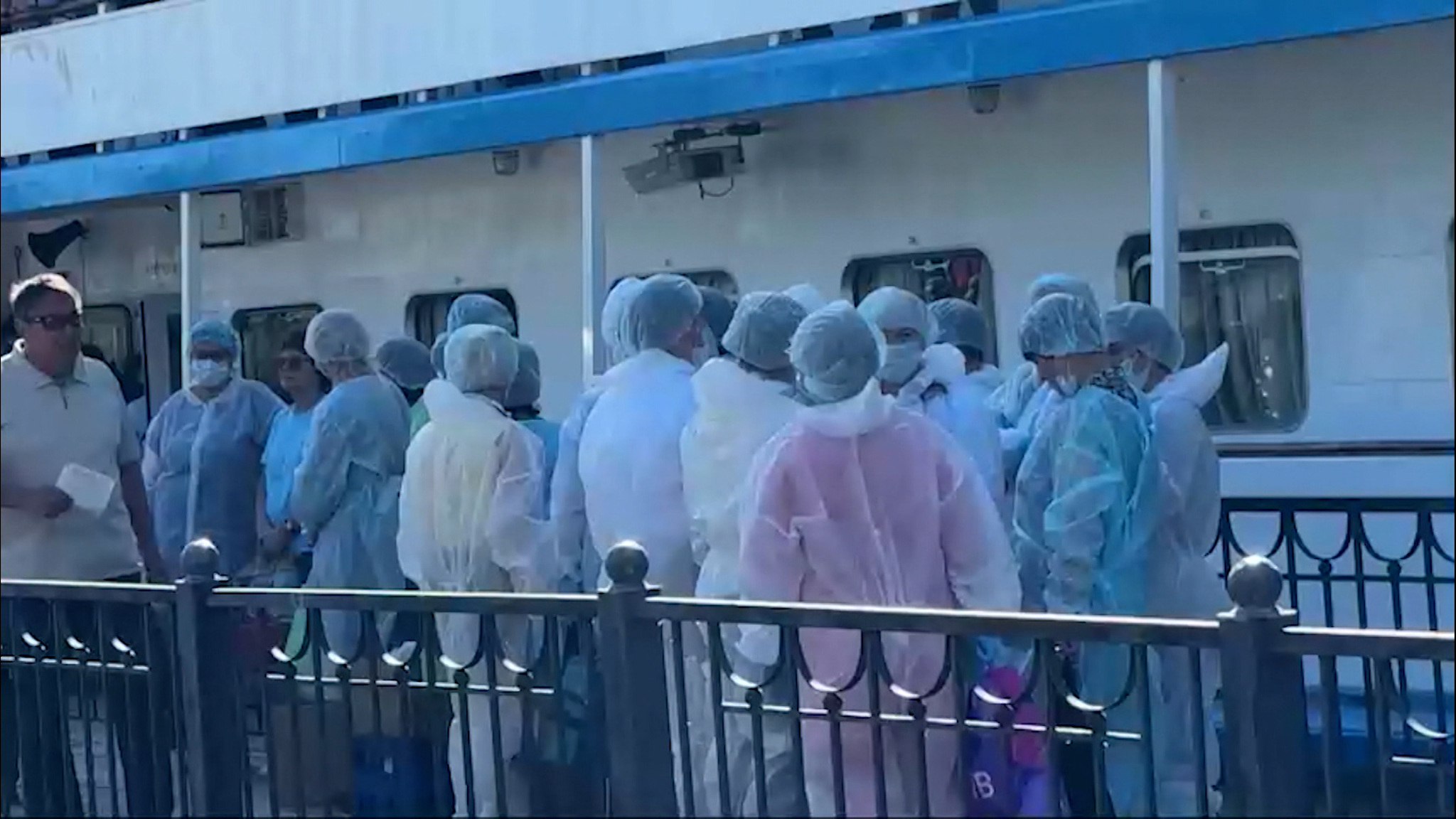 Теплоход "Михаил Булгаков" уже сутки в центре внимания надзорных органов и СМИ