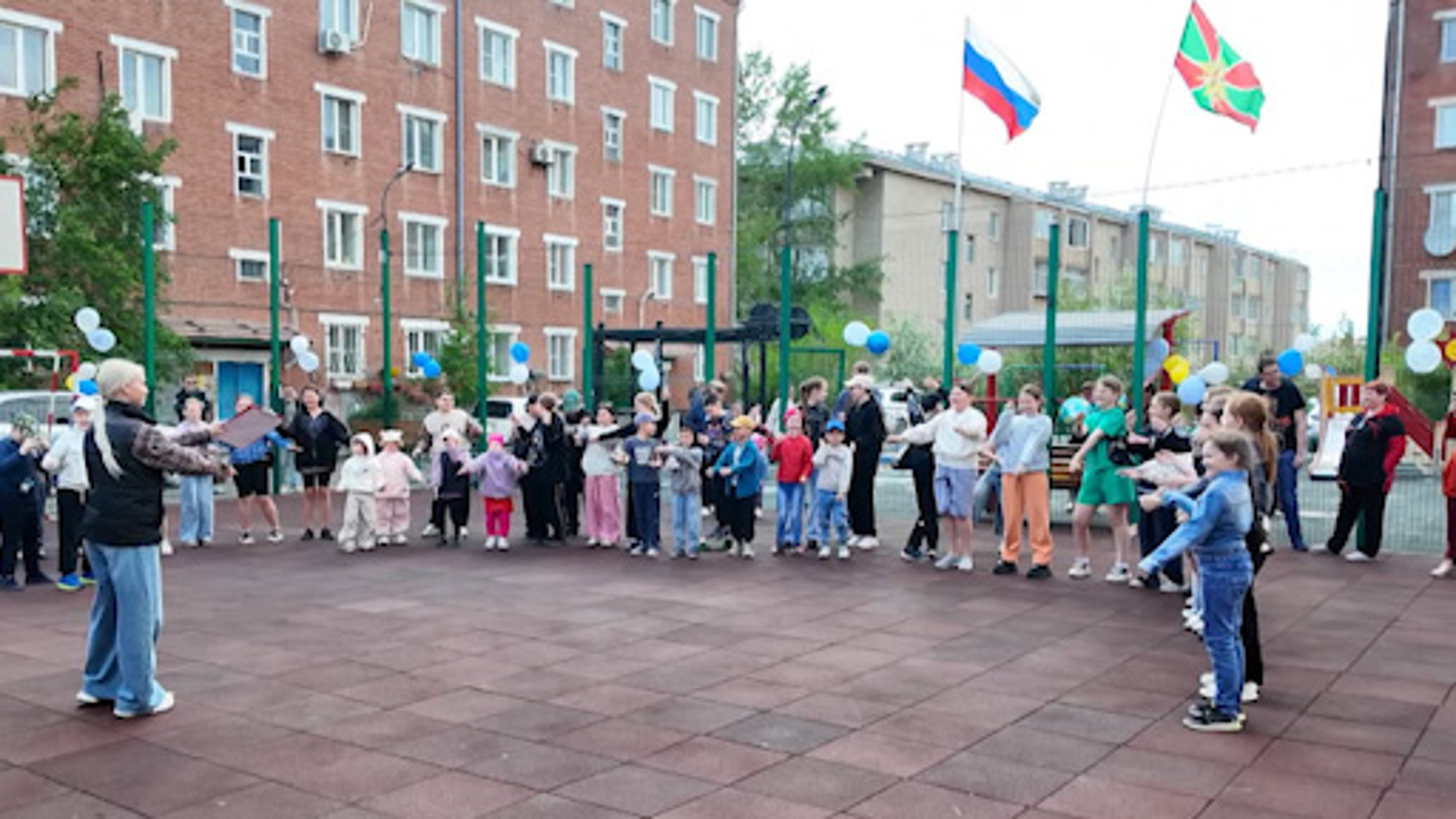 В одном из дворов Забайкальска организовали праздник, посвящённый Дню защиты детей