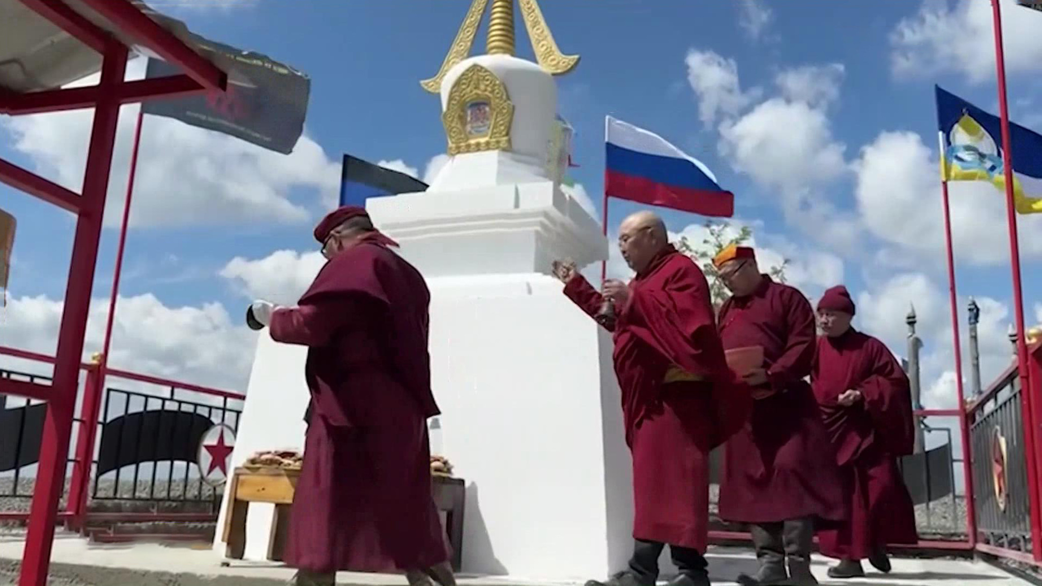 Блиндажная баня и буддистские обряды поддерживают штурмовиков "Востока"