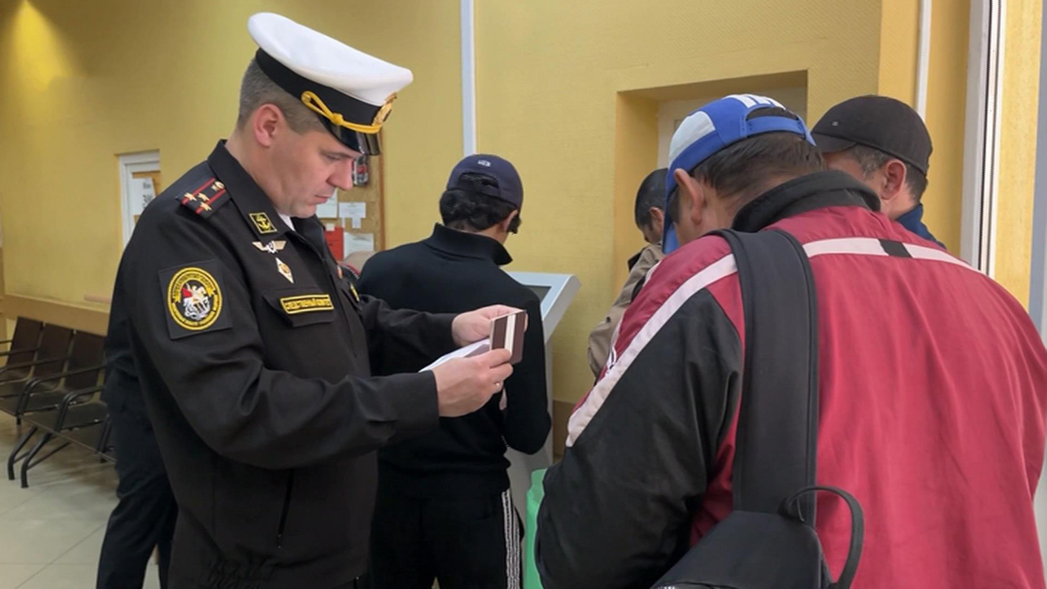 Мигрантам вручили повестки в военкомат