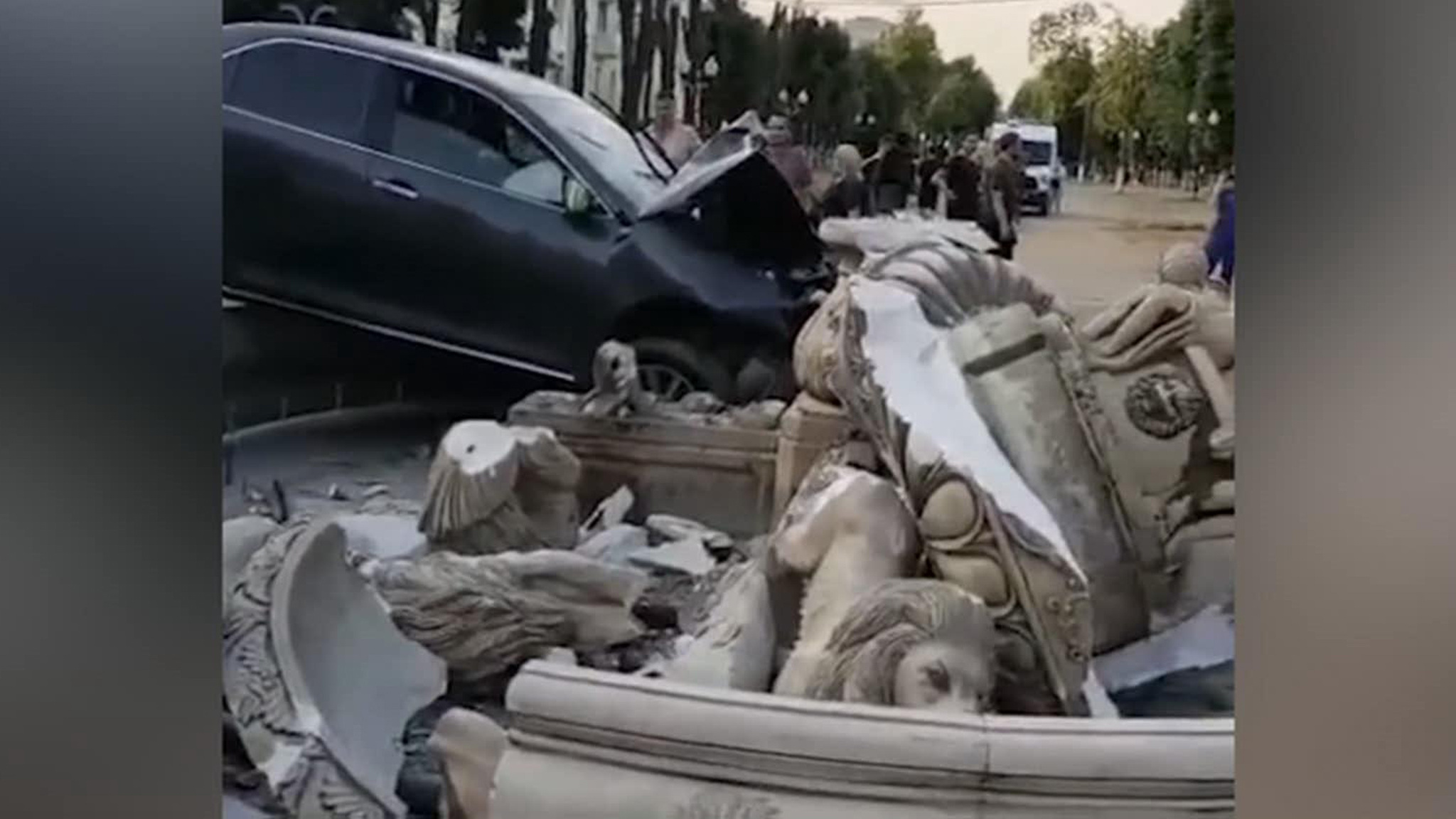 Водитель иномарки разрушил фонтан в подмосковном Ступине