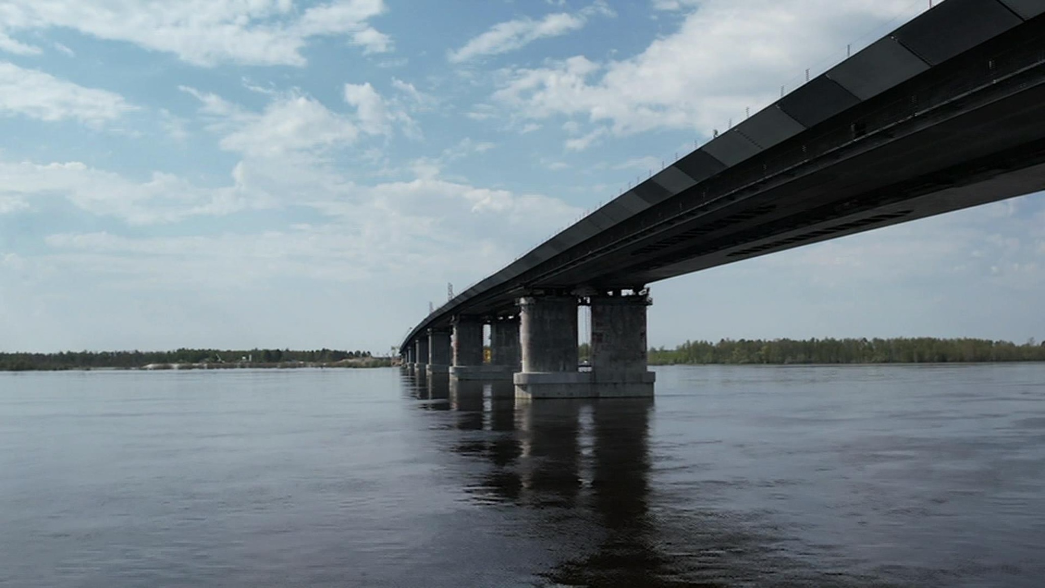В Сургуте соединили пролеты нового моста через Обь