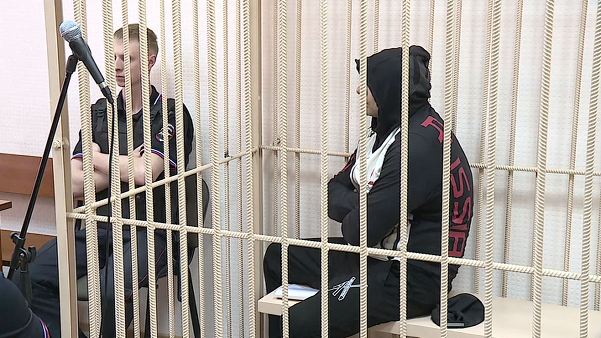 Избивший женщину бывший депутат избежал СИЗО