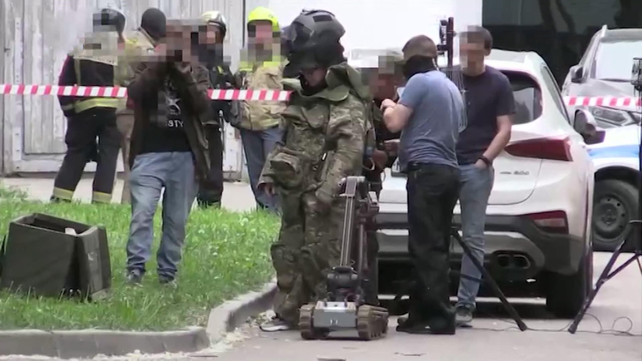 В Москве нашли подозрительные предметы под двумя машинами