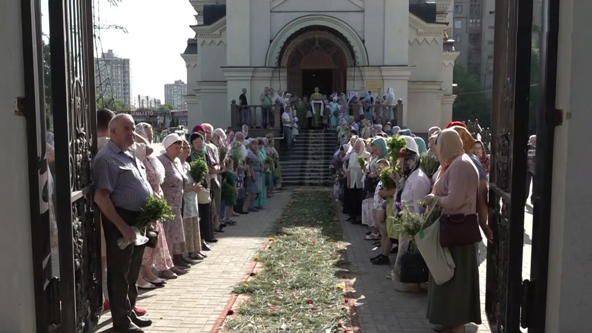В ДНР службы на Троицу проходят в восстановленных храмах