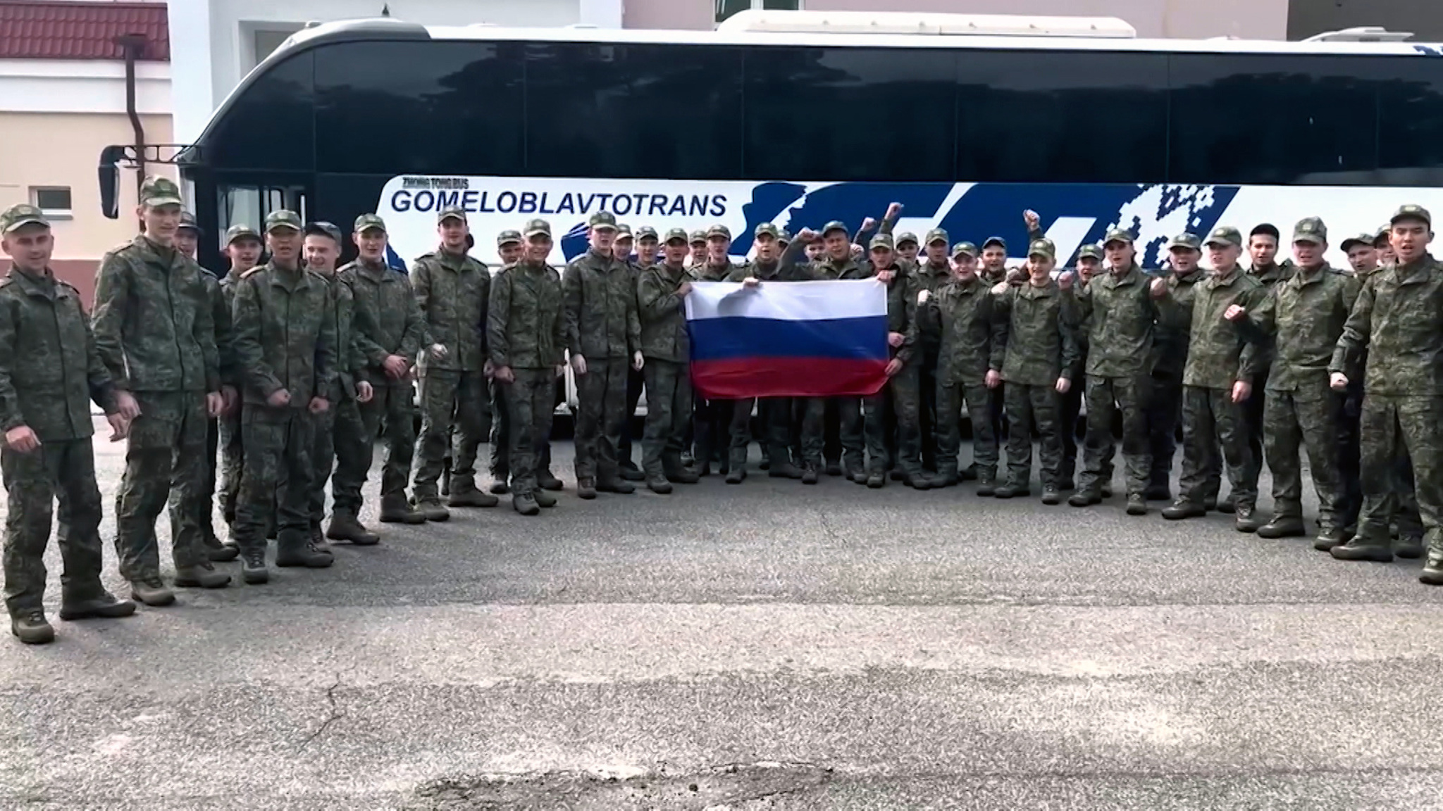 Российские обменянные военные прилетели в Подмосковье
