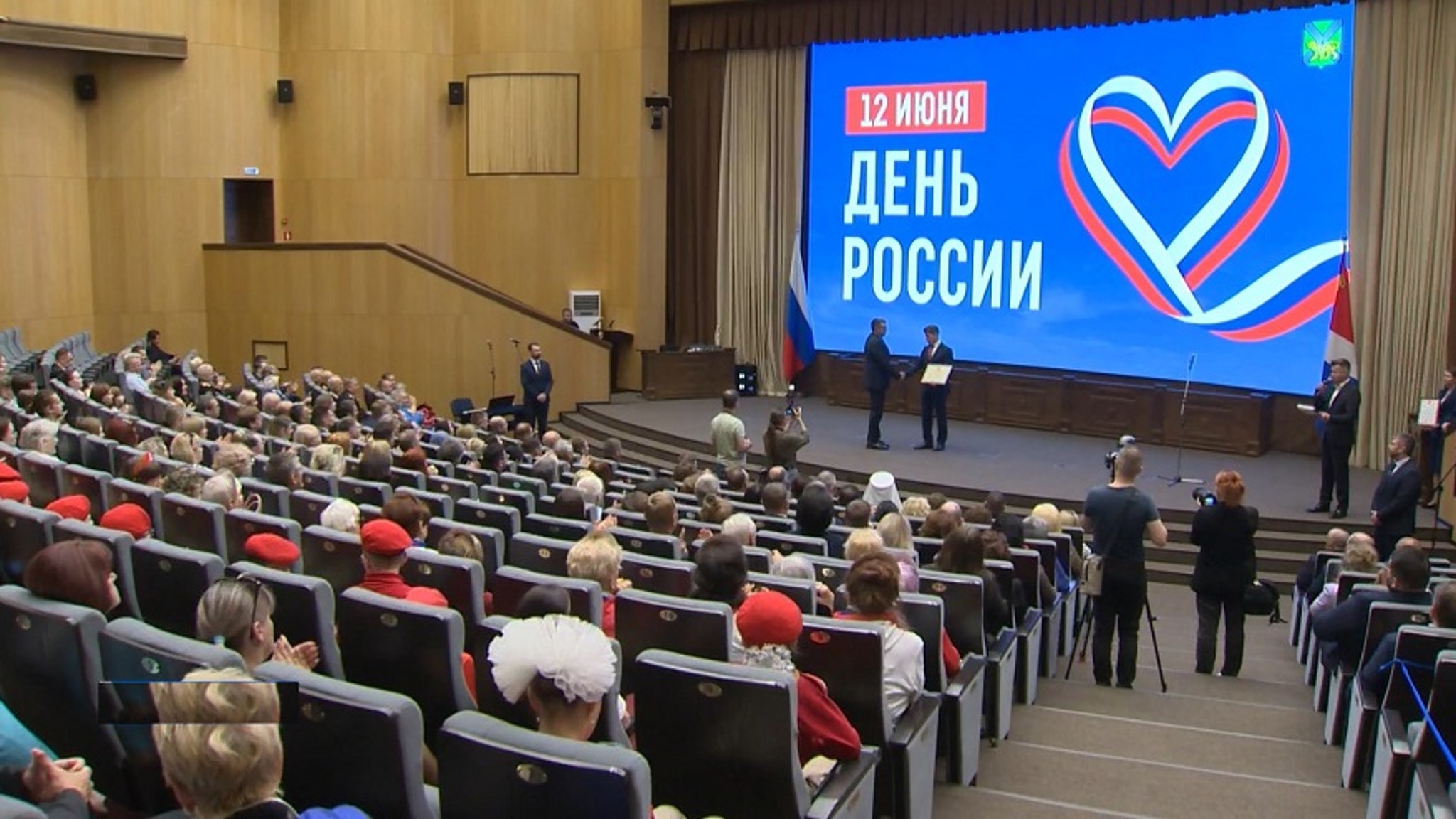За честный труд, за служение людям, за вклад в Победу получили награды приморцы-труженики