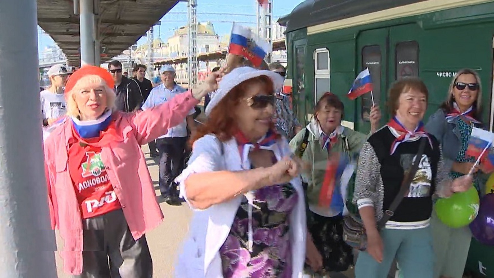 Электричка из прошлого вызывает восторг у пассажиров во Владивостоке