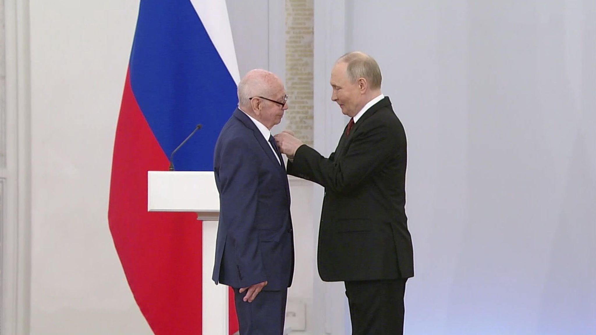Путин в День России вручил в Кремле медали Героя труда и госпремии