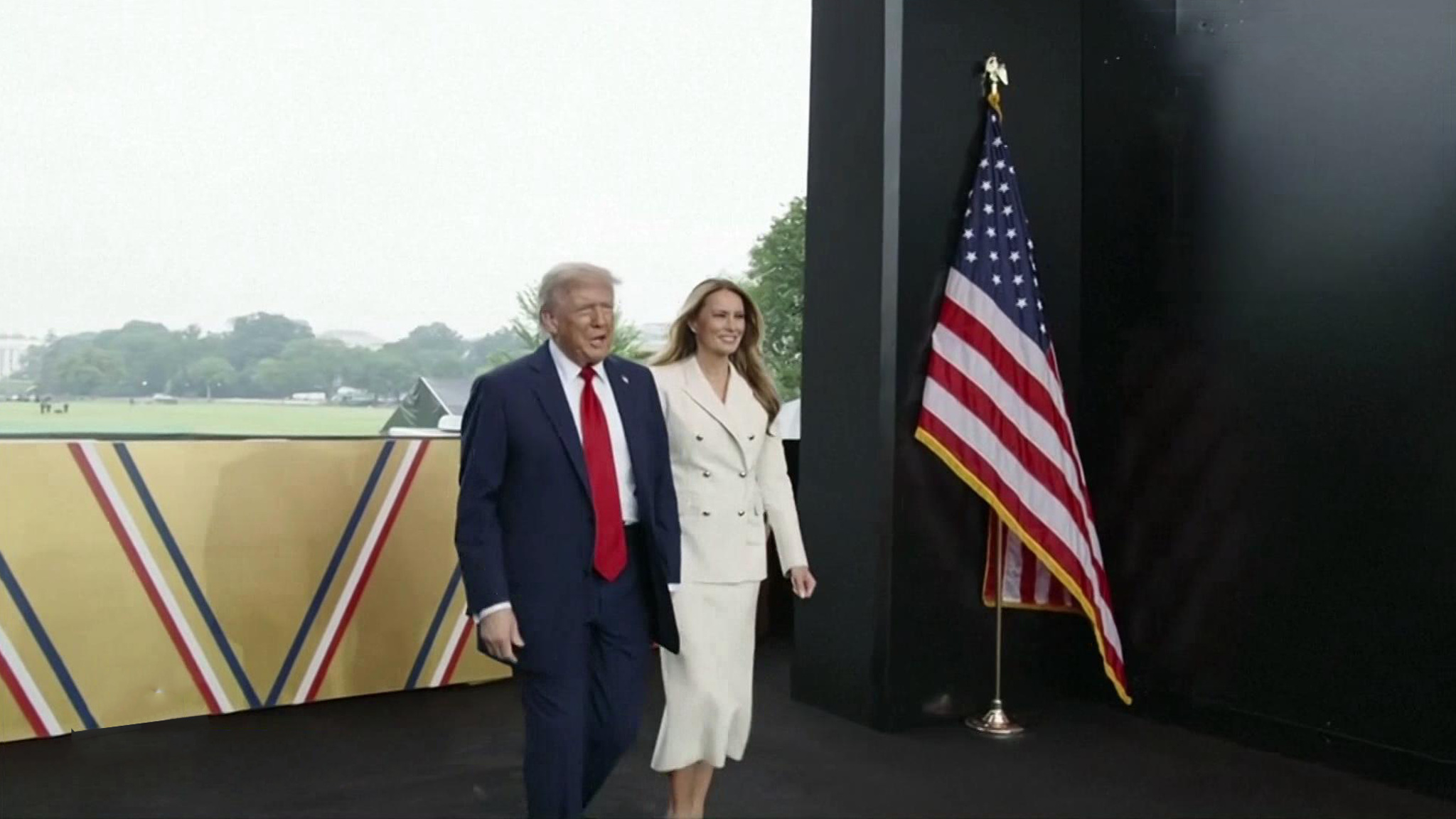 На день рождения Трампу дарят "день неповиновения"