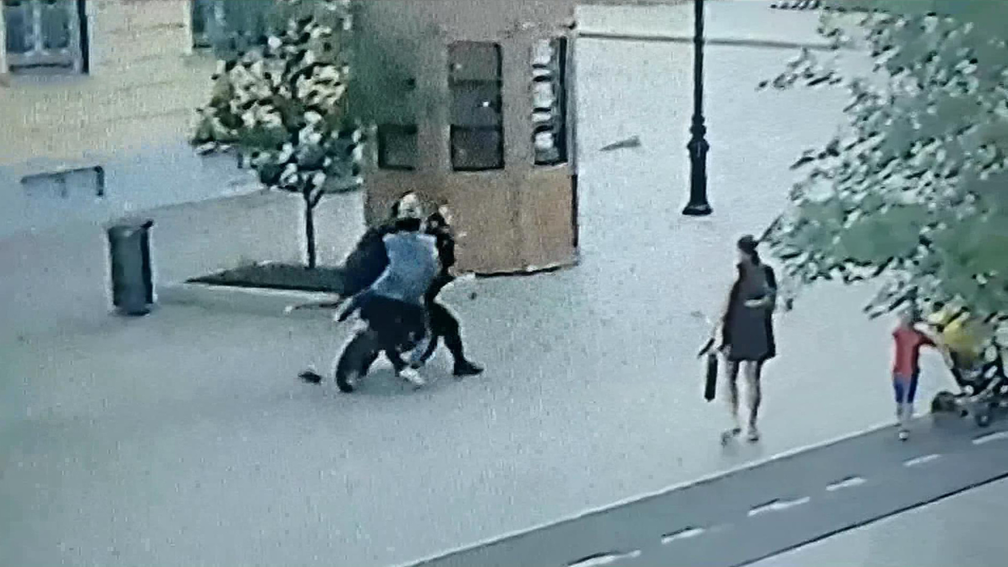 В Оренбурге водитель питбайка сбил мужчину с ребенком на руках