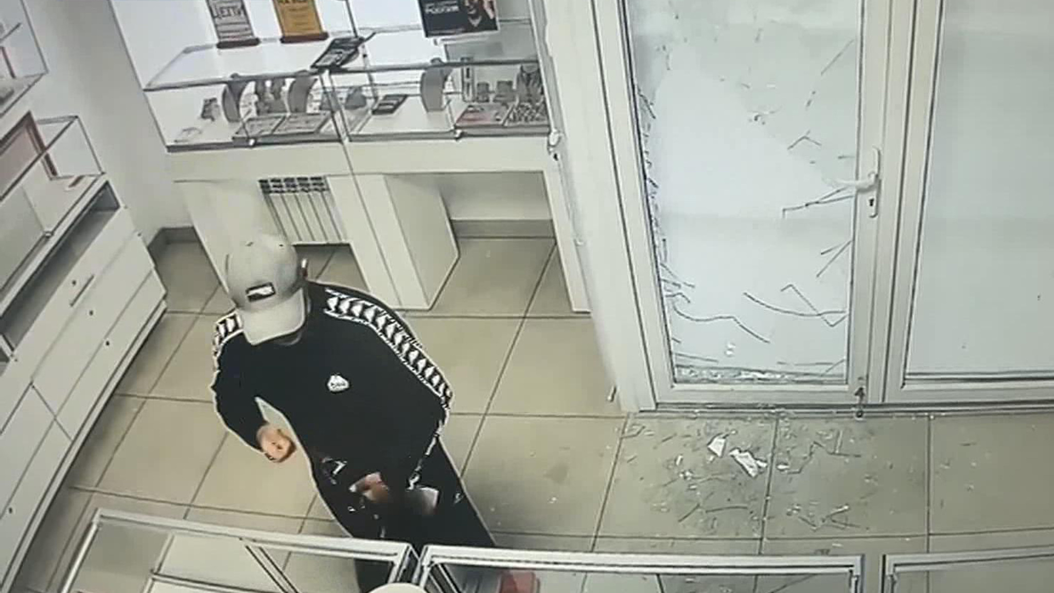 Камеры наблюдения помогли поймать взломщика из Саратовской области