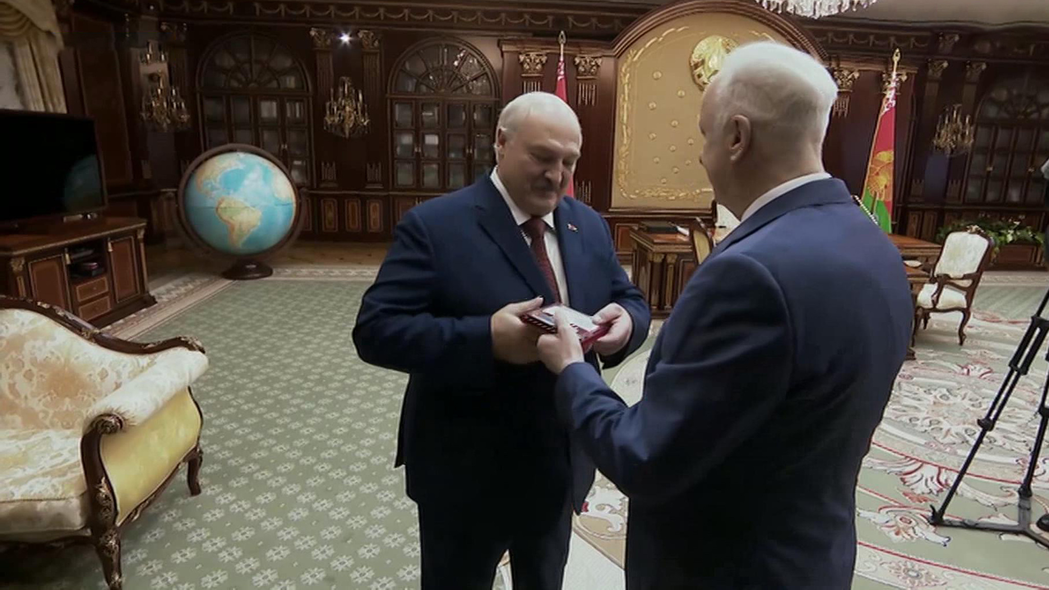 Бастрыкин вручил медаль Лукашенко