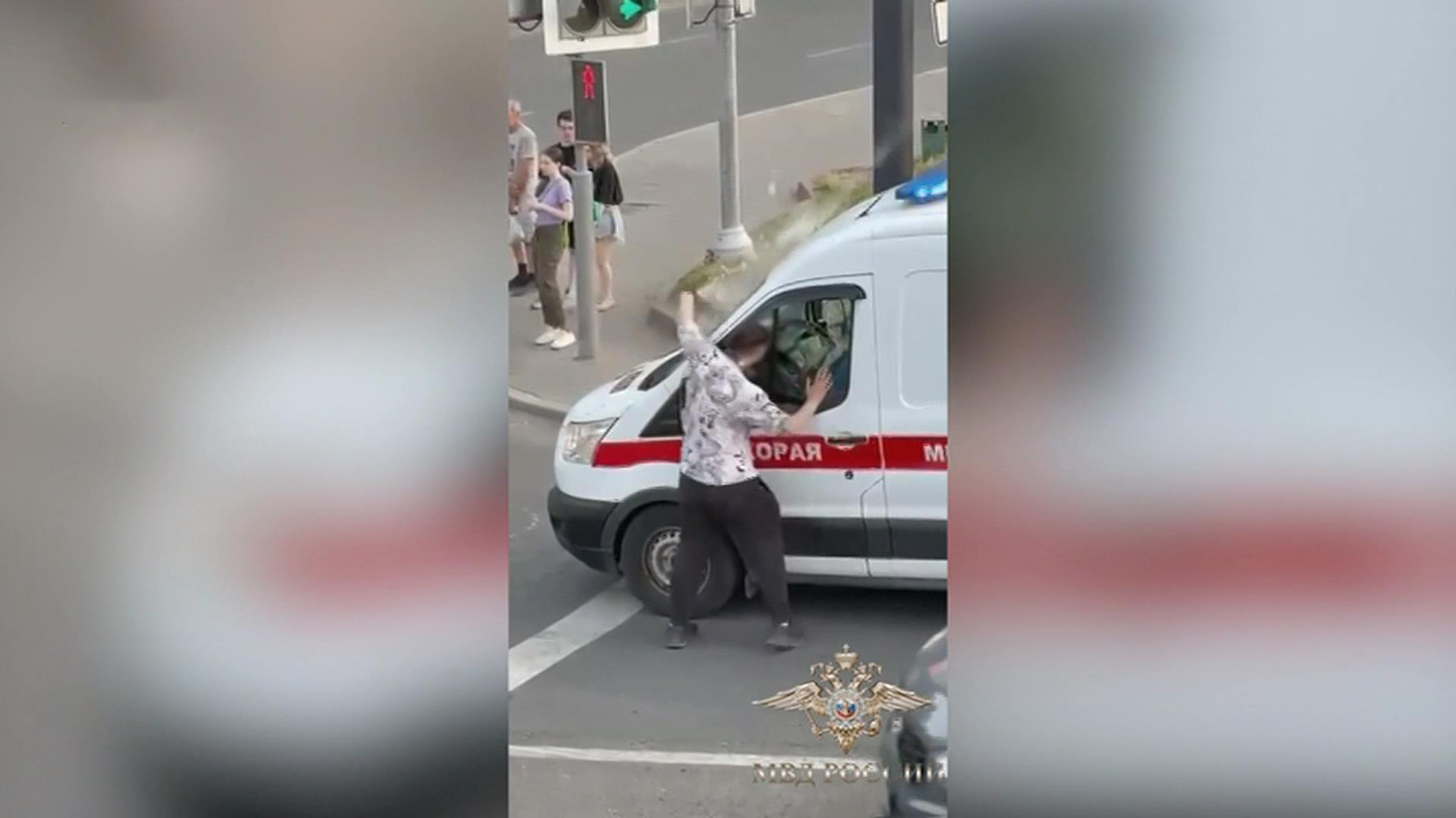 Карета скорой помощи подверглась атаке пьяного дебошира