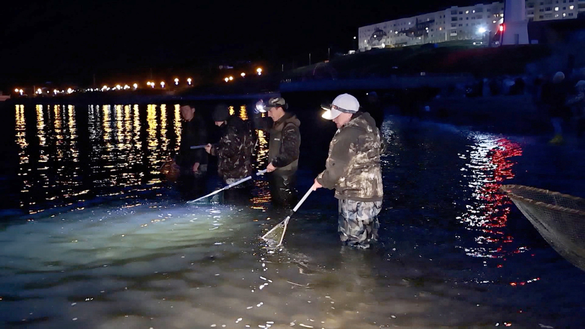 Большую ночную рыбалку устроили жители Магадана
