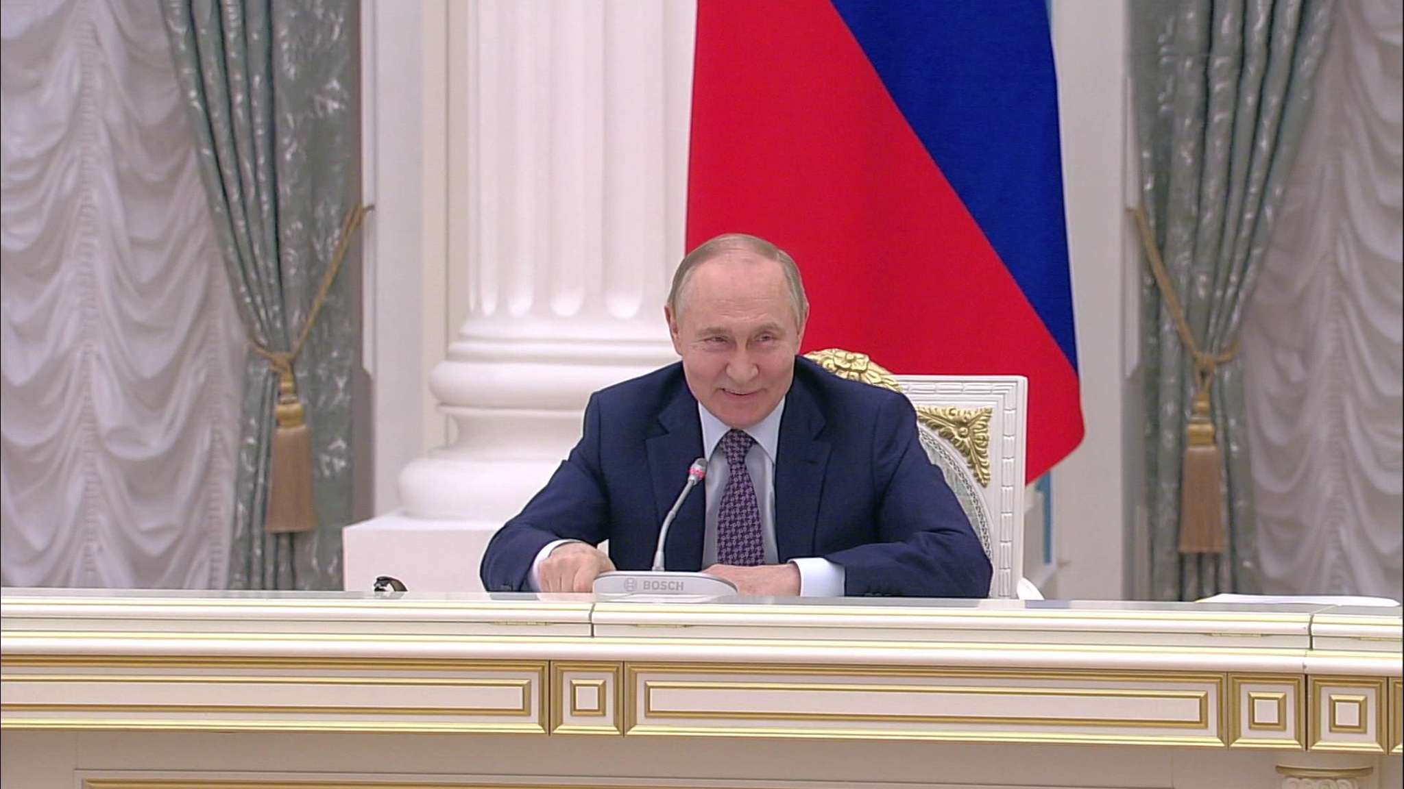 Путин: в новых регионах отремонтированы 5,4 тысячи километров дорог