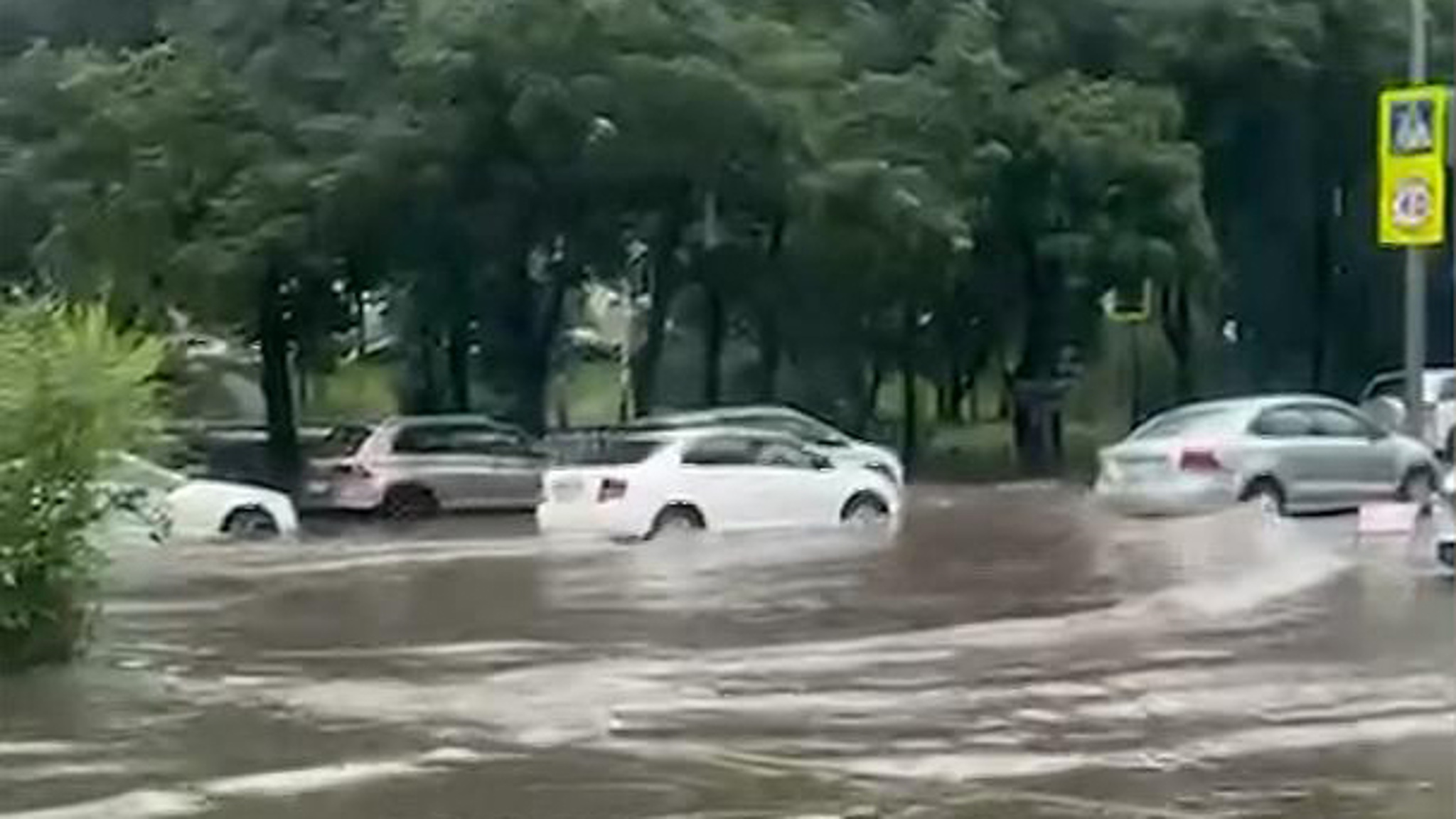 Улицы Хабаровска затопило после мощного ливня