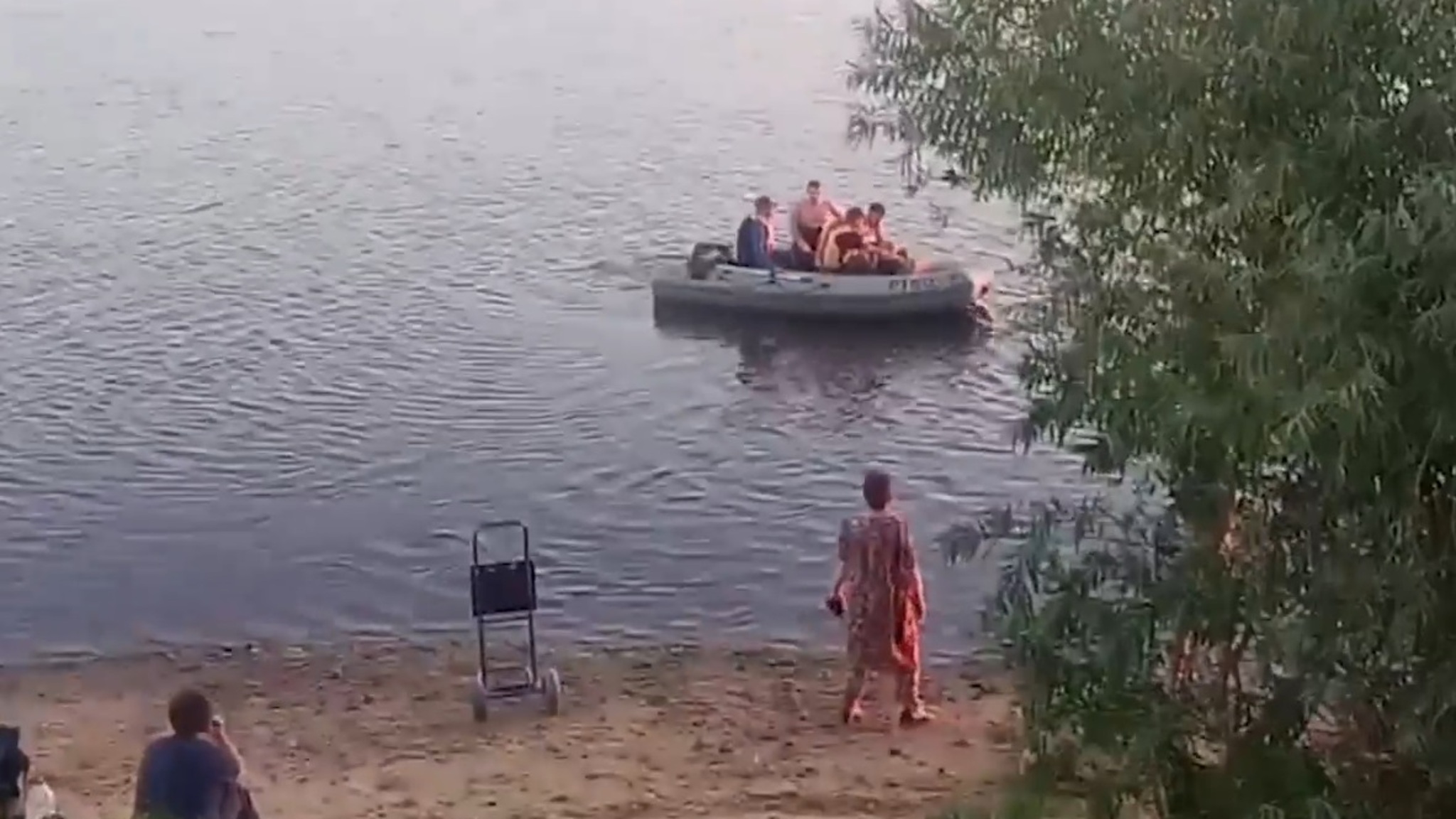 Сотрудники МЧС ведут поиски утонувшего в Тюмени ребенка