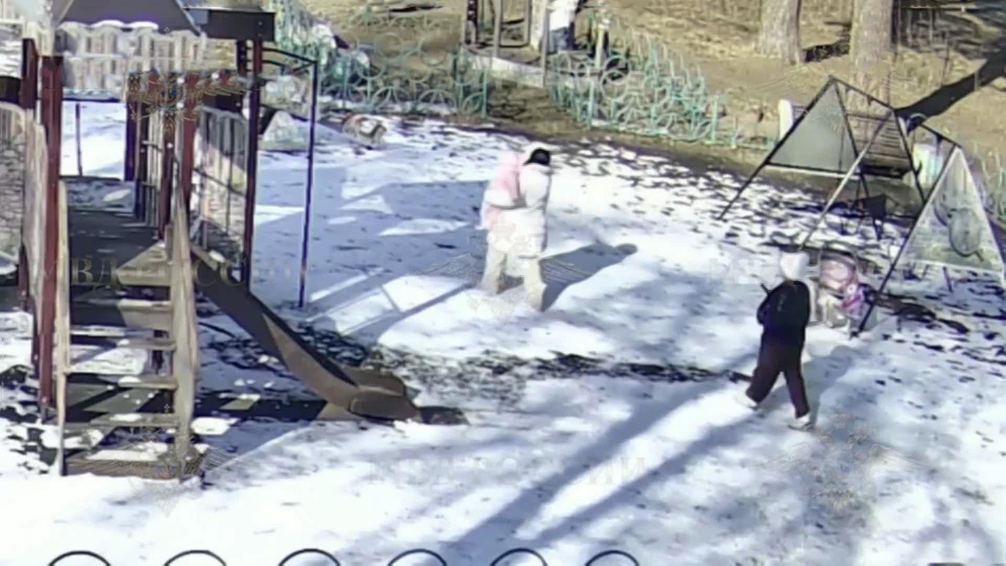 В Серпухове мать и няня оставляли "закладки" на детских площадках