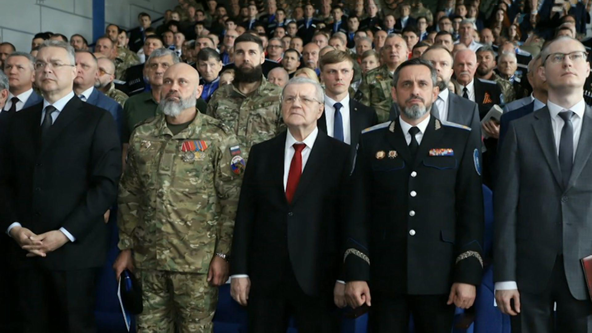 Полпред президента Чайка привез стяг с подписью Путина в бригаду "Терек"