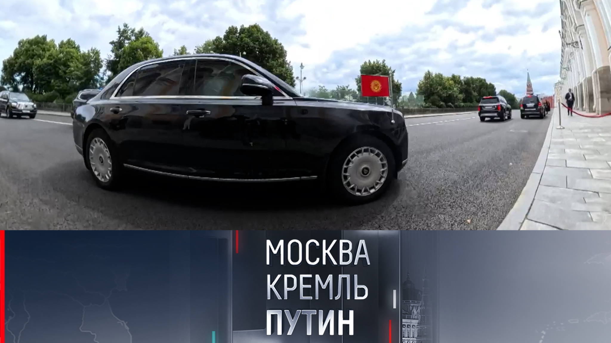 Зарубин показал кадры с заглядывающими в Кремль туристами