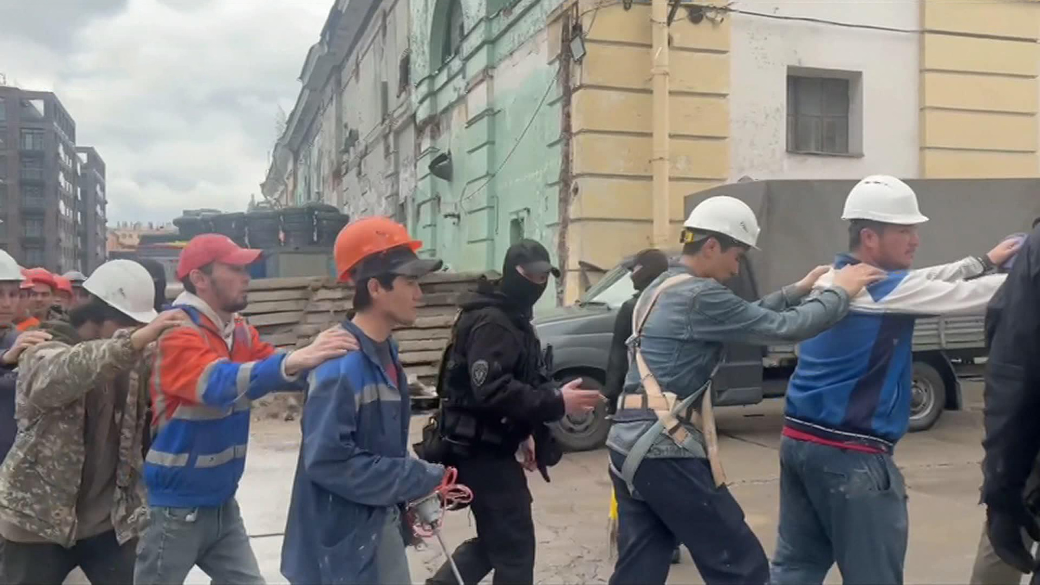 На "Красном треугольнике" в Петербурге провели рейд по мигрантам