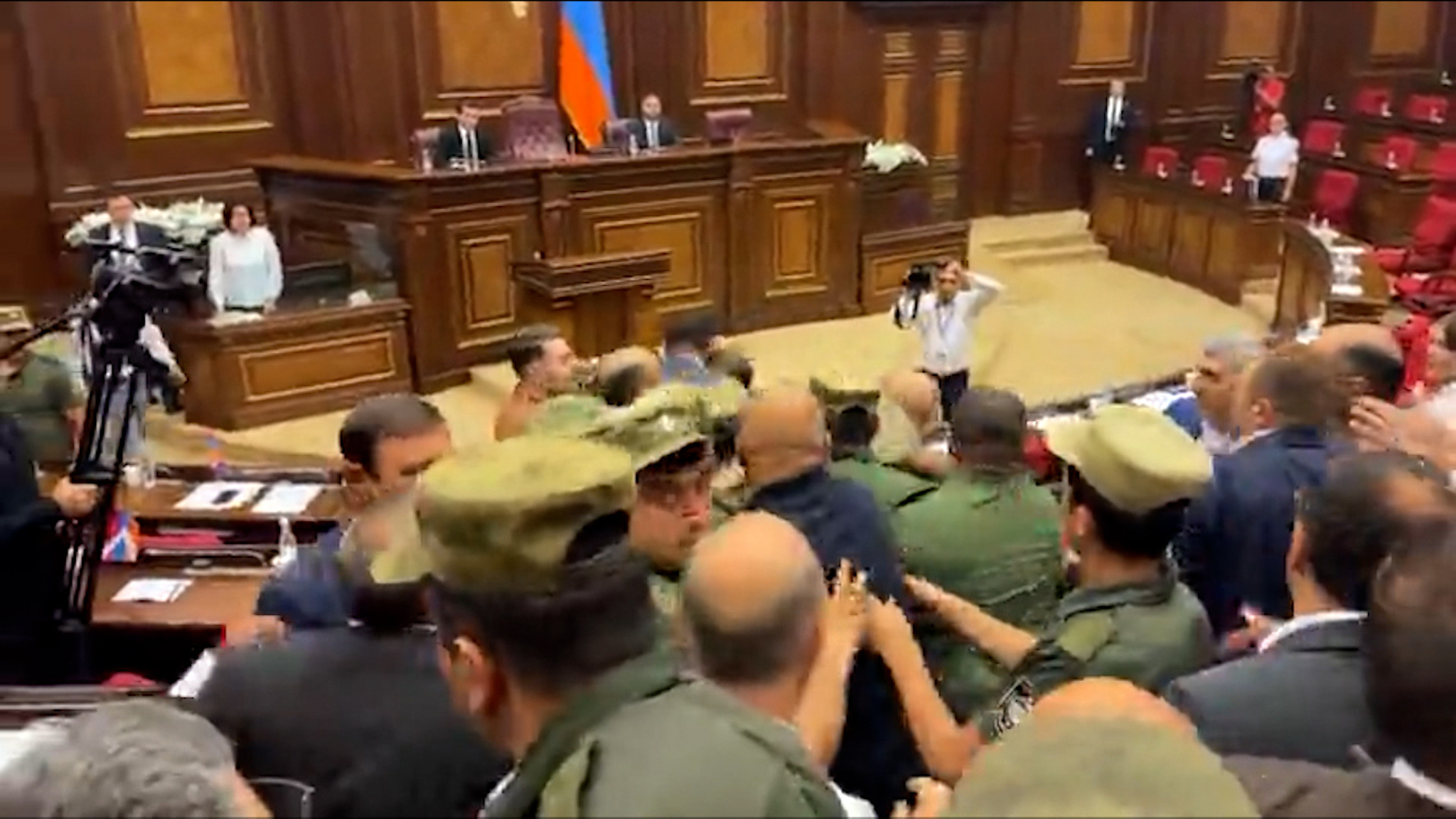 В парламенте Армении дошло до массовой драки