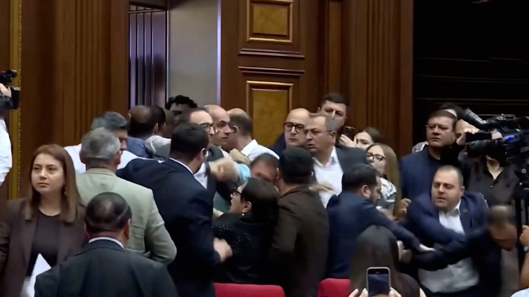 Конфликт церкви и властей Армении стал еще острее и глубже
