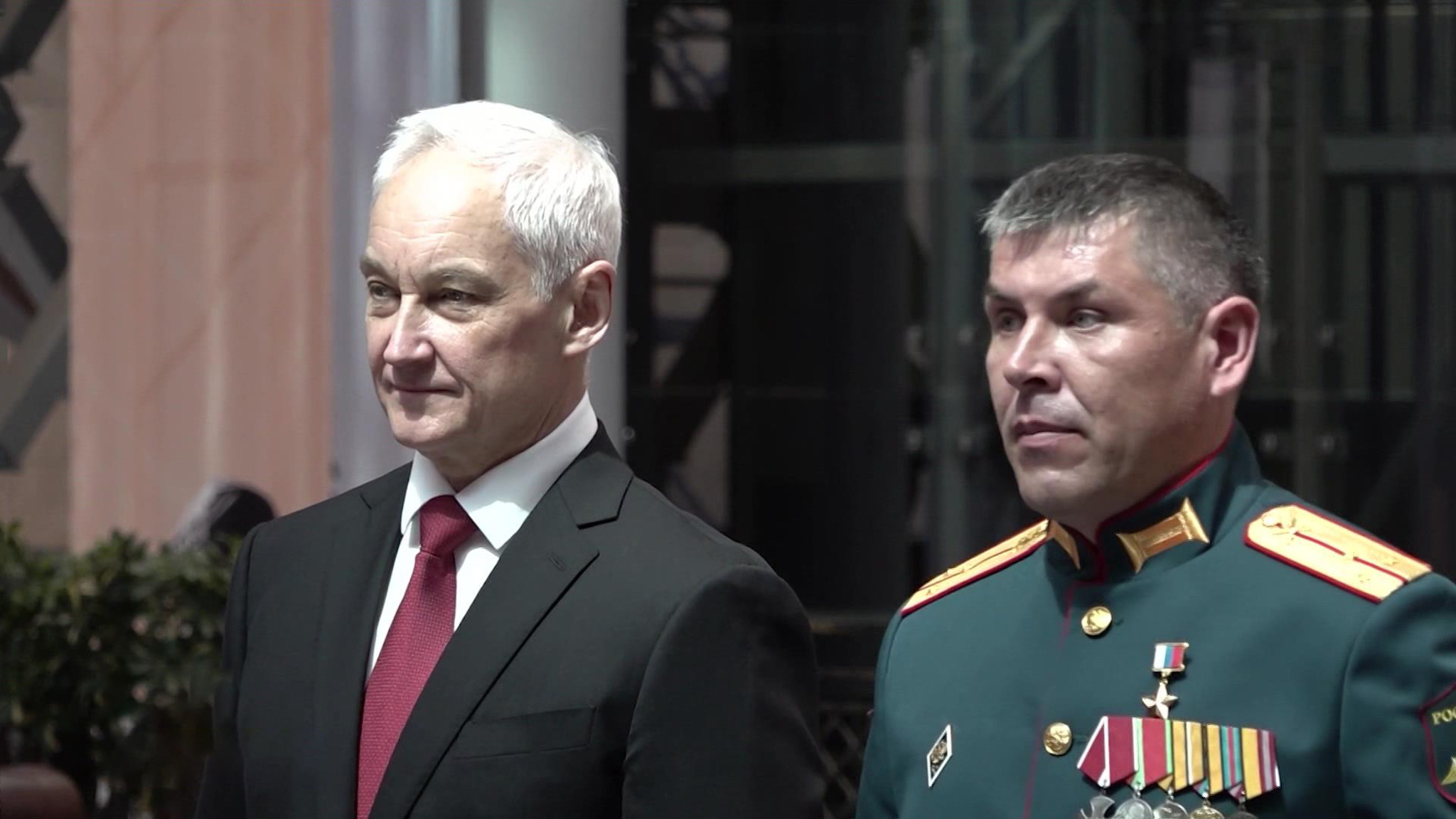 Министр обороны вручил высшие награды российским военнослужащим