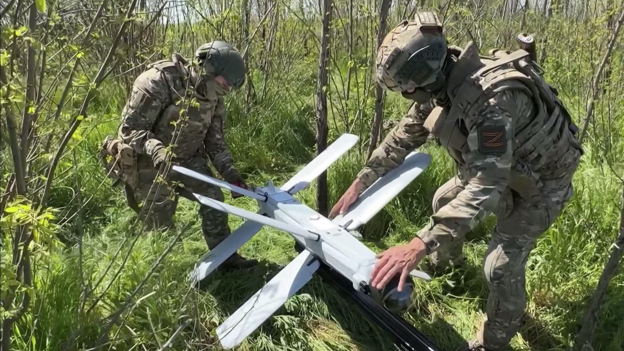Разведывательный БПЛА "Зала" наматывает круги над вражескими позициями