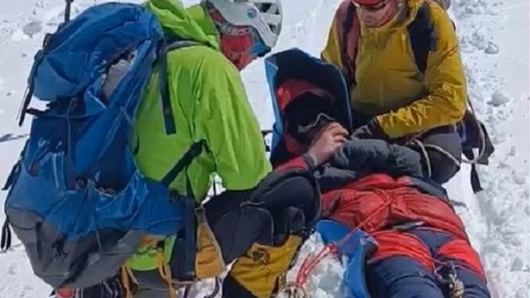 Альпинист из Владивостока спас заживо похороненного человека на Казбеке