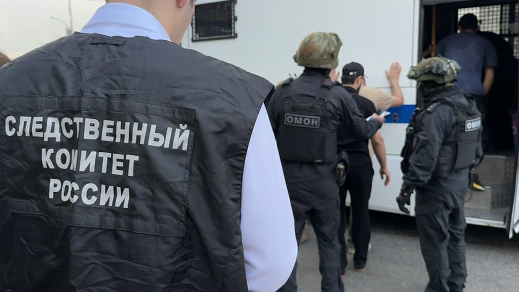Больше сотни силовиков ворвались в торговые павильоны Новоясеневского рынка