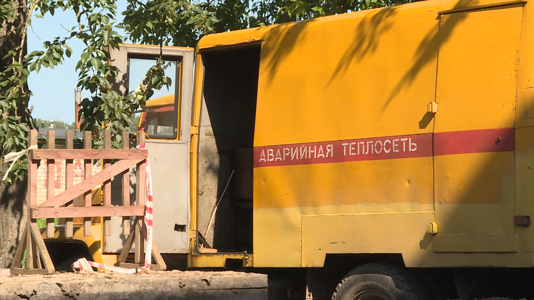 Авария на улице Новоселов. "Теплосети" Пскова устраняют серьезное повреждение