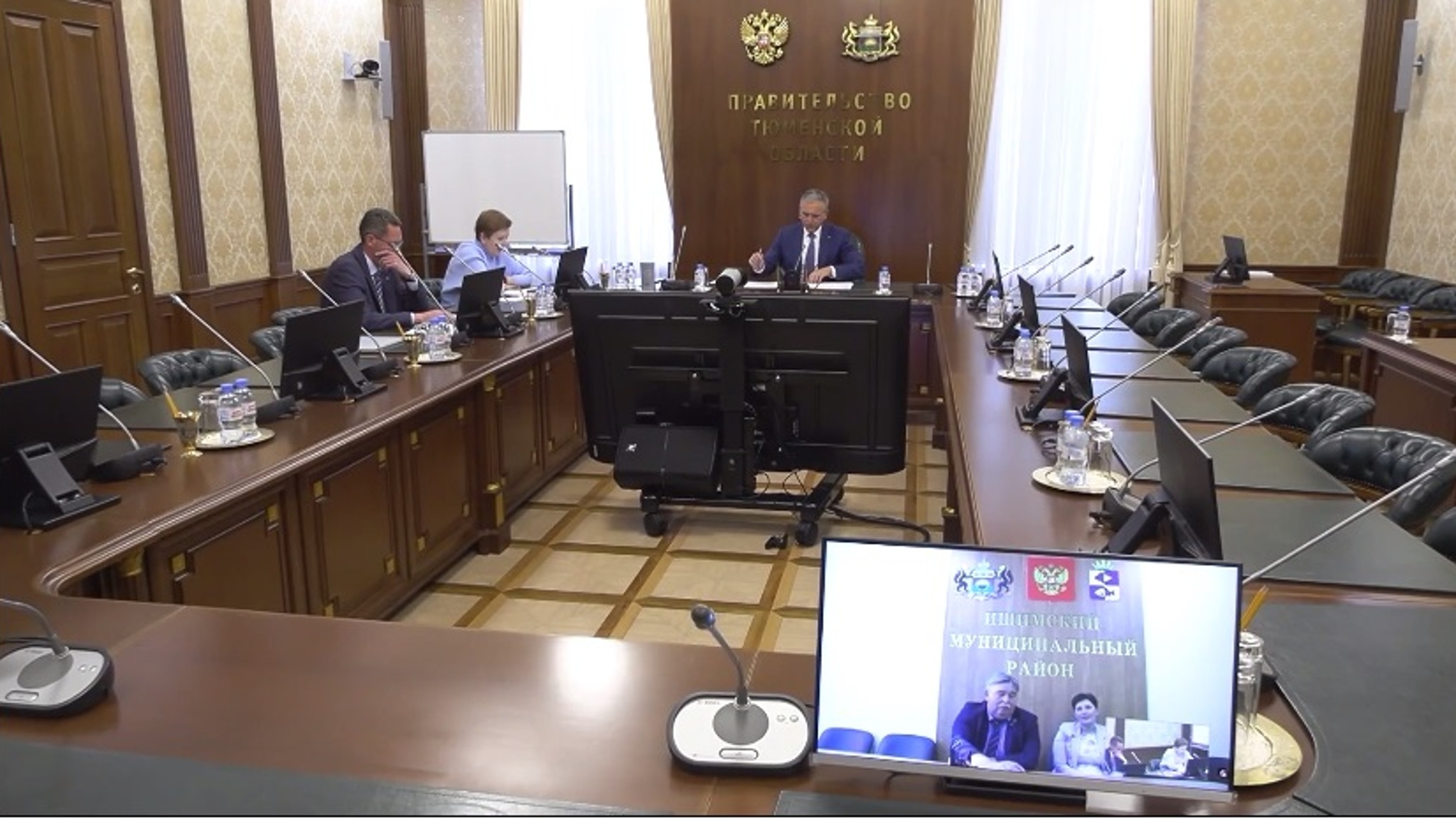 Александр Моор поручил оказать помощь обратившимся во время личного приема жителям Тюменской области
