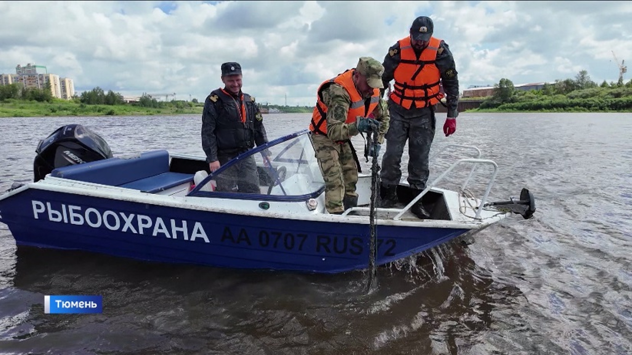 Тюменцы очистили участок Туры от мусора и рыболовных сетей