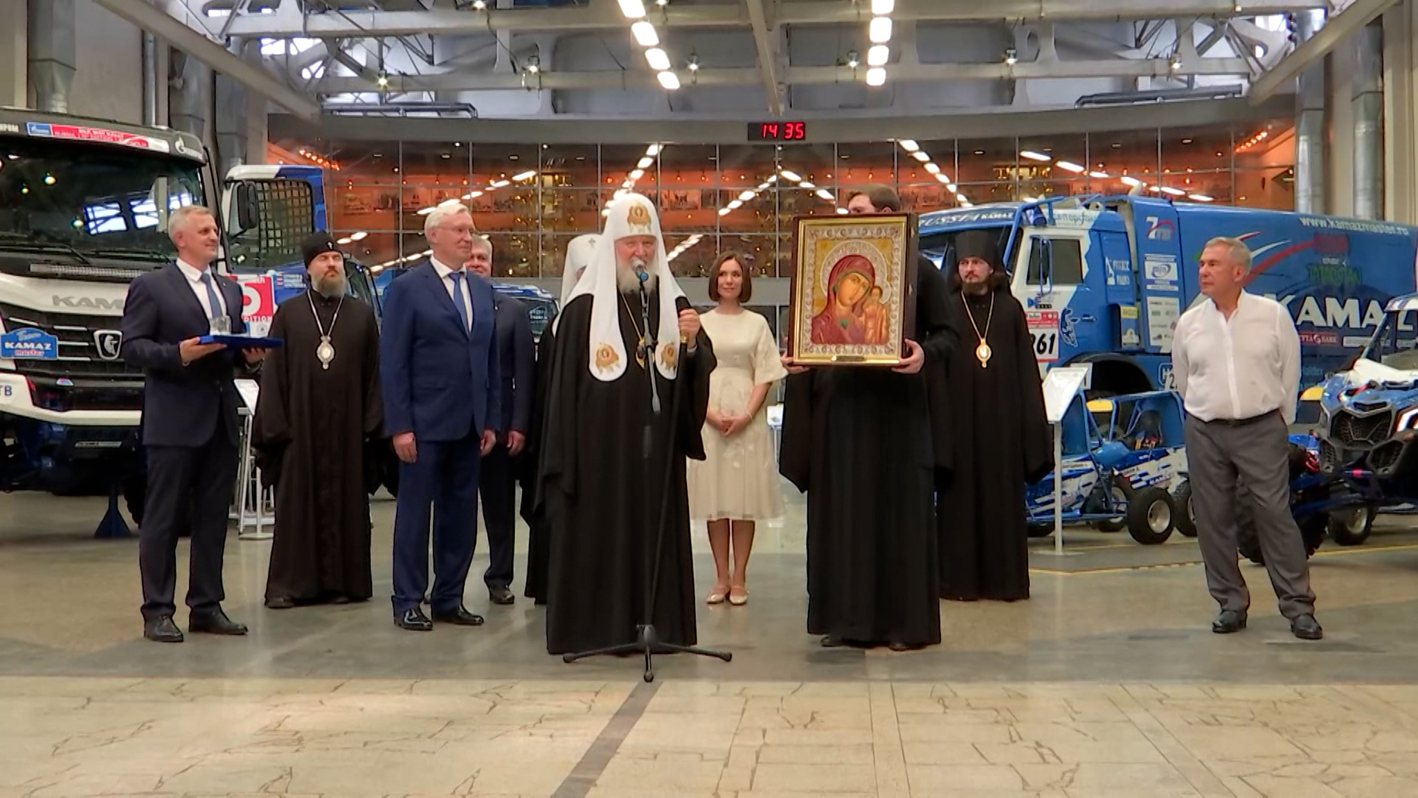 В Набережных Челнах Патриарха Кирилла встречали тысячи горожан
