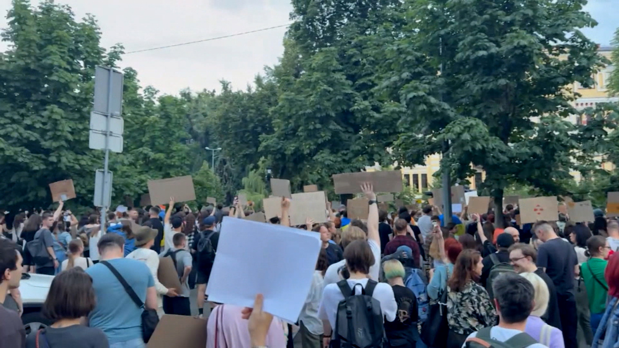 Тысячи украинцев вышли на улицы, чтобы выразить недовольство Зеленским