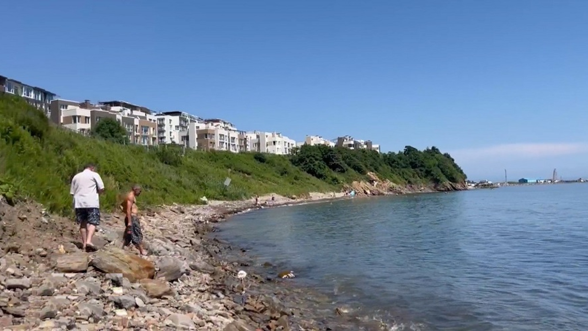 Труба "с нечистотами", стекающими в море на Патрокле, оказалась бесхозной