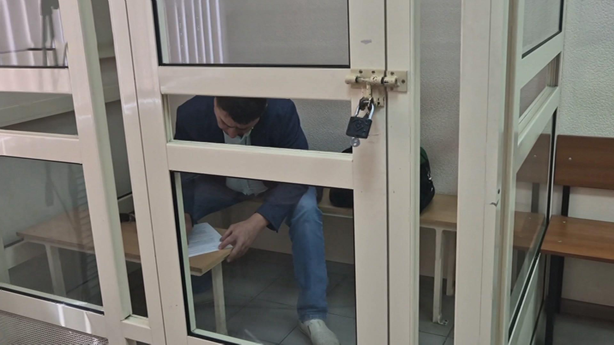 Обидчика сирот отправили под домашний арест