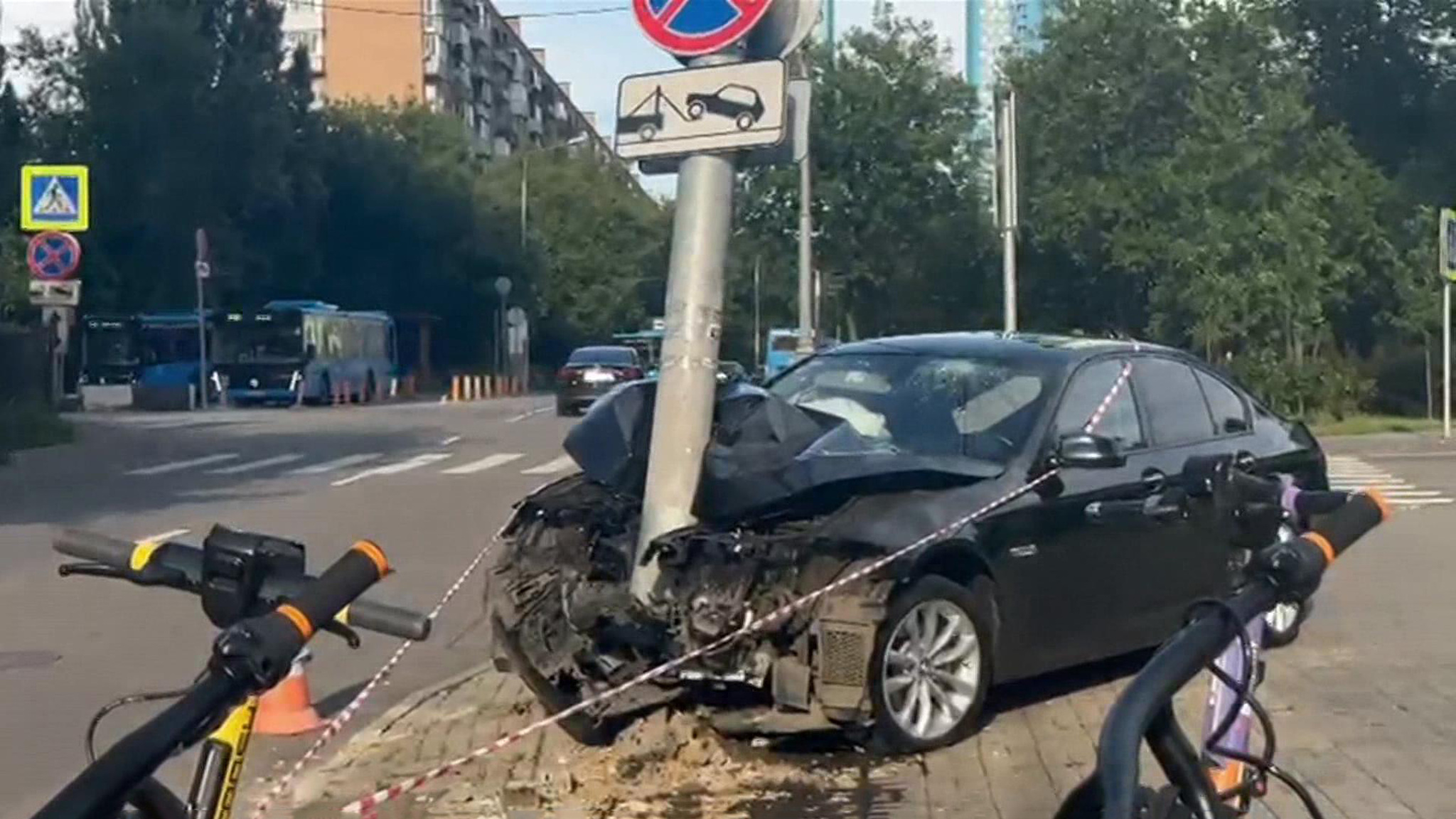 В Москве водитель BMW врезался в столб