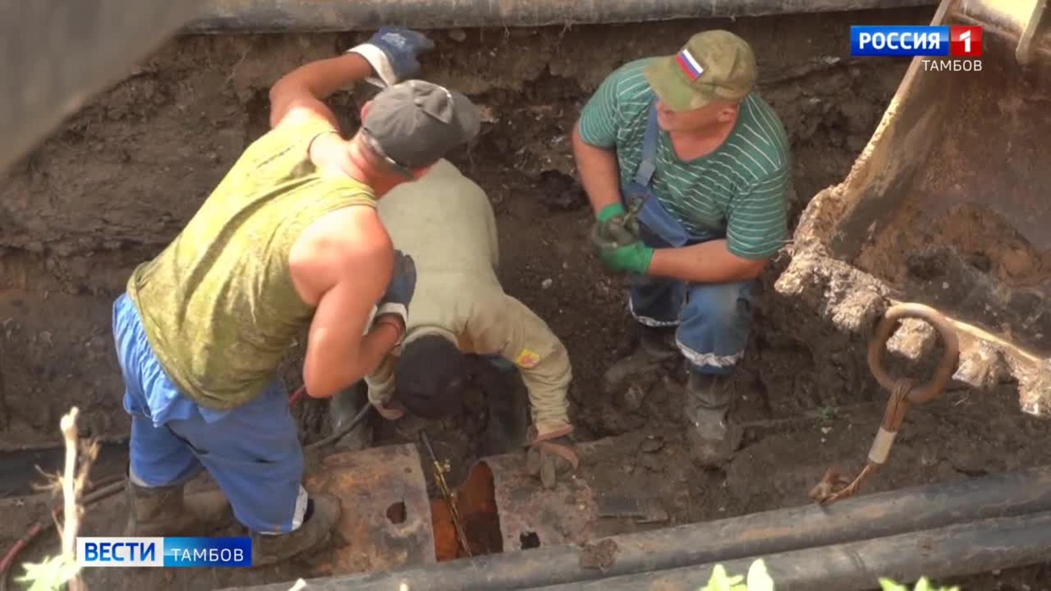 На Бульваре Строителей демонтируют участок старой трубы