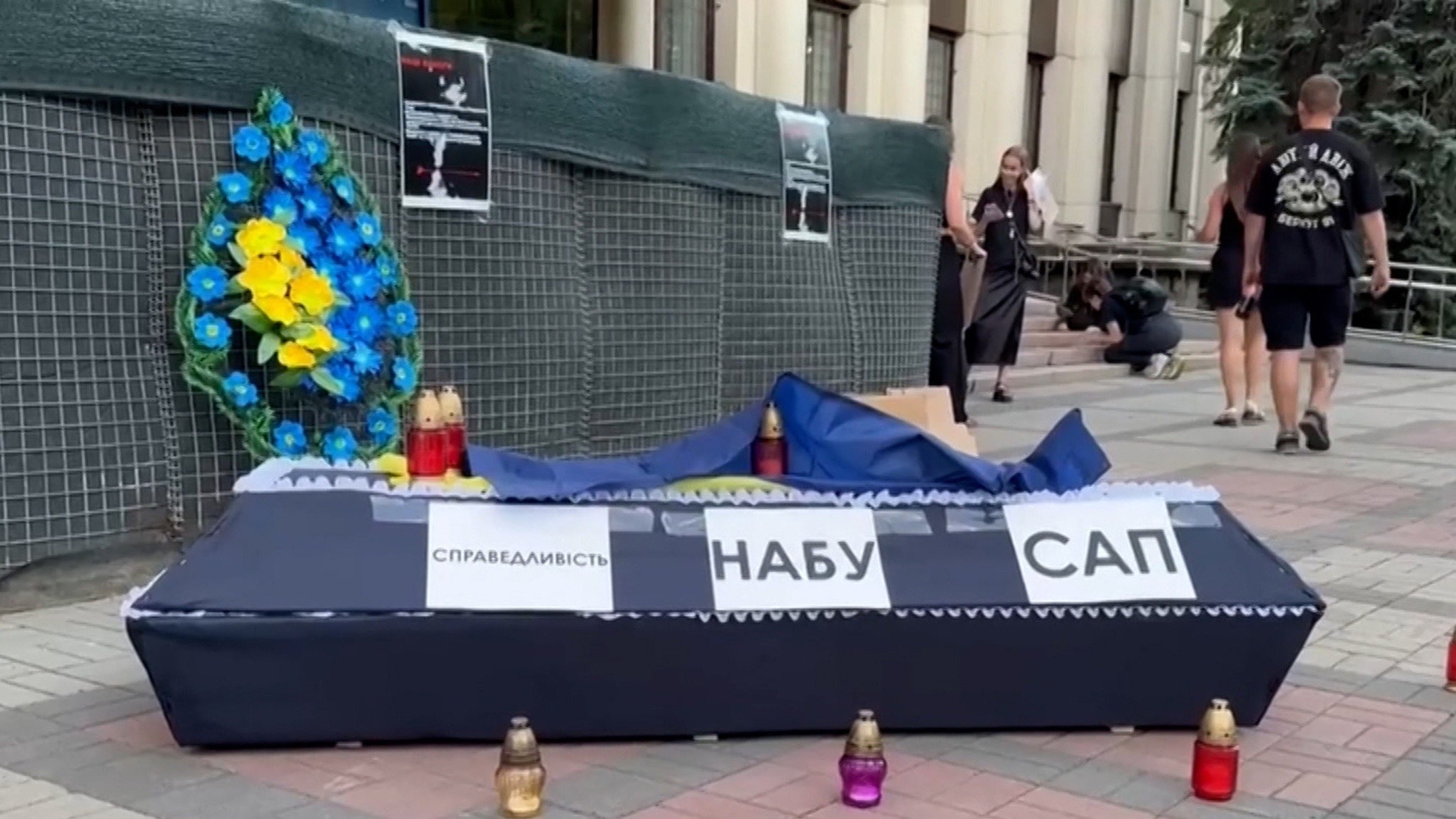 Зеленский делает вид, что готов договариваться с Западом по НАБУ