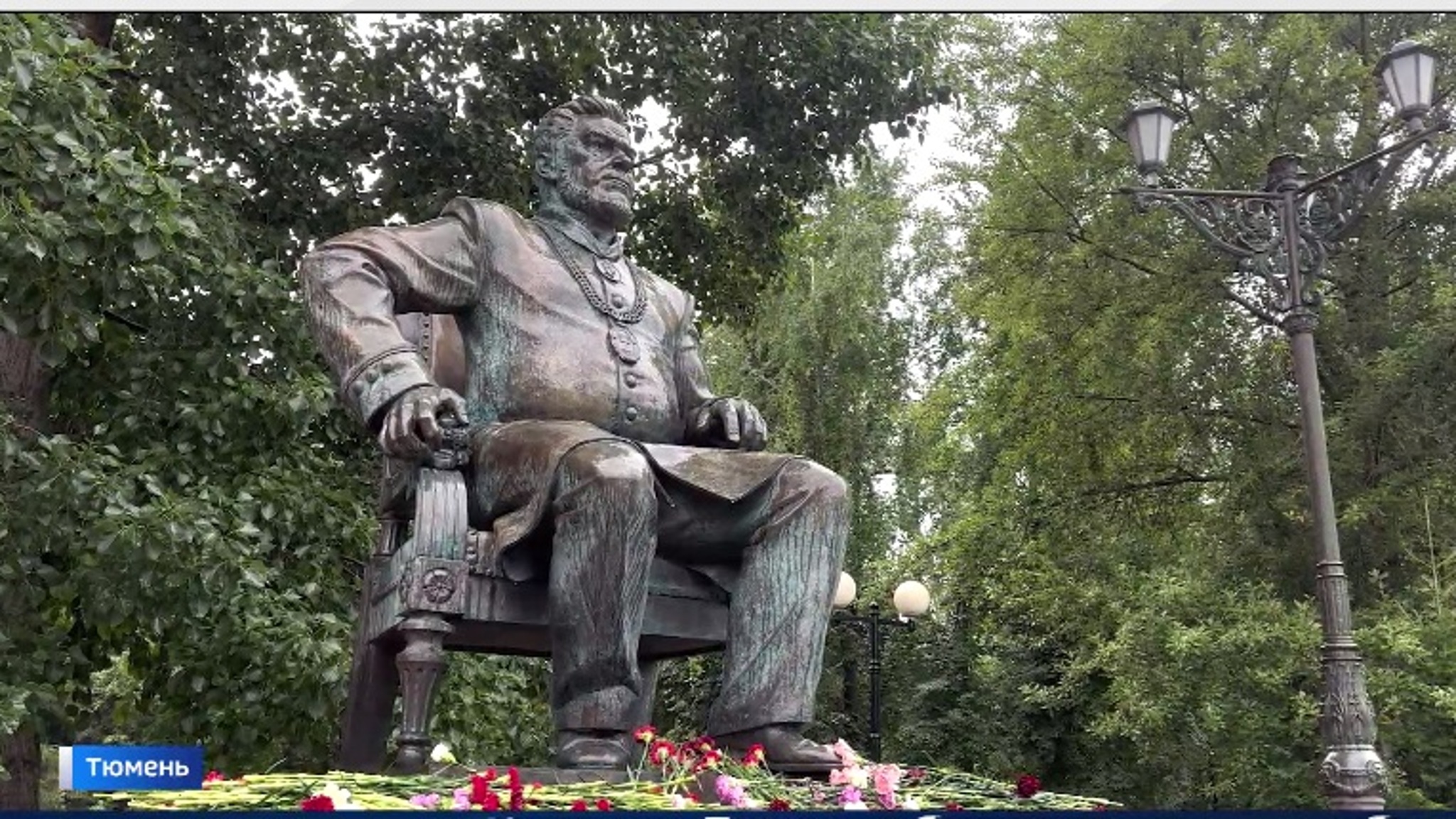 Тюменцы возложили цветы к историческим памятникам города