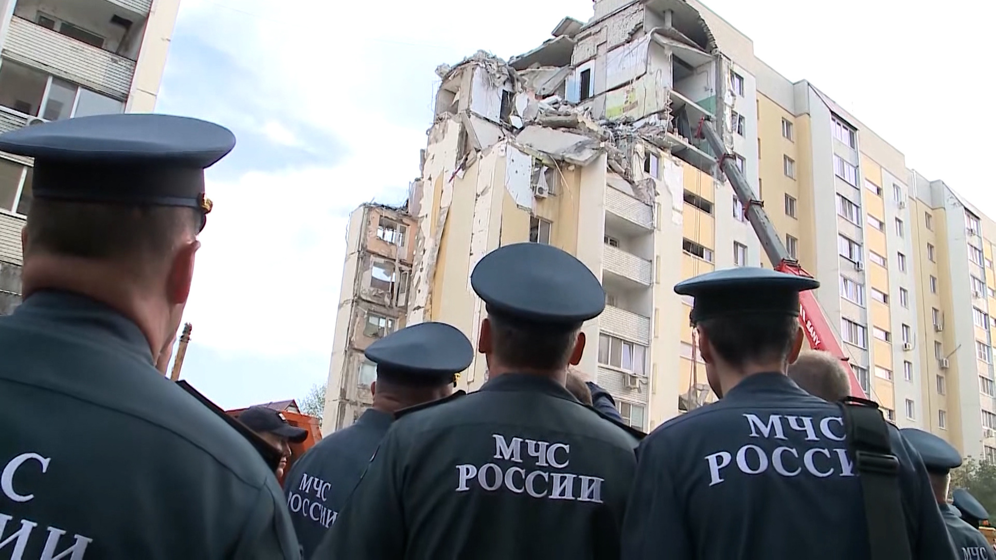 Под завалами рухнувшего подъезда в Саратове могут находиться до 10 человек