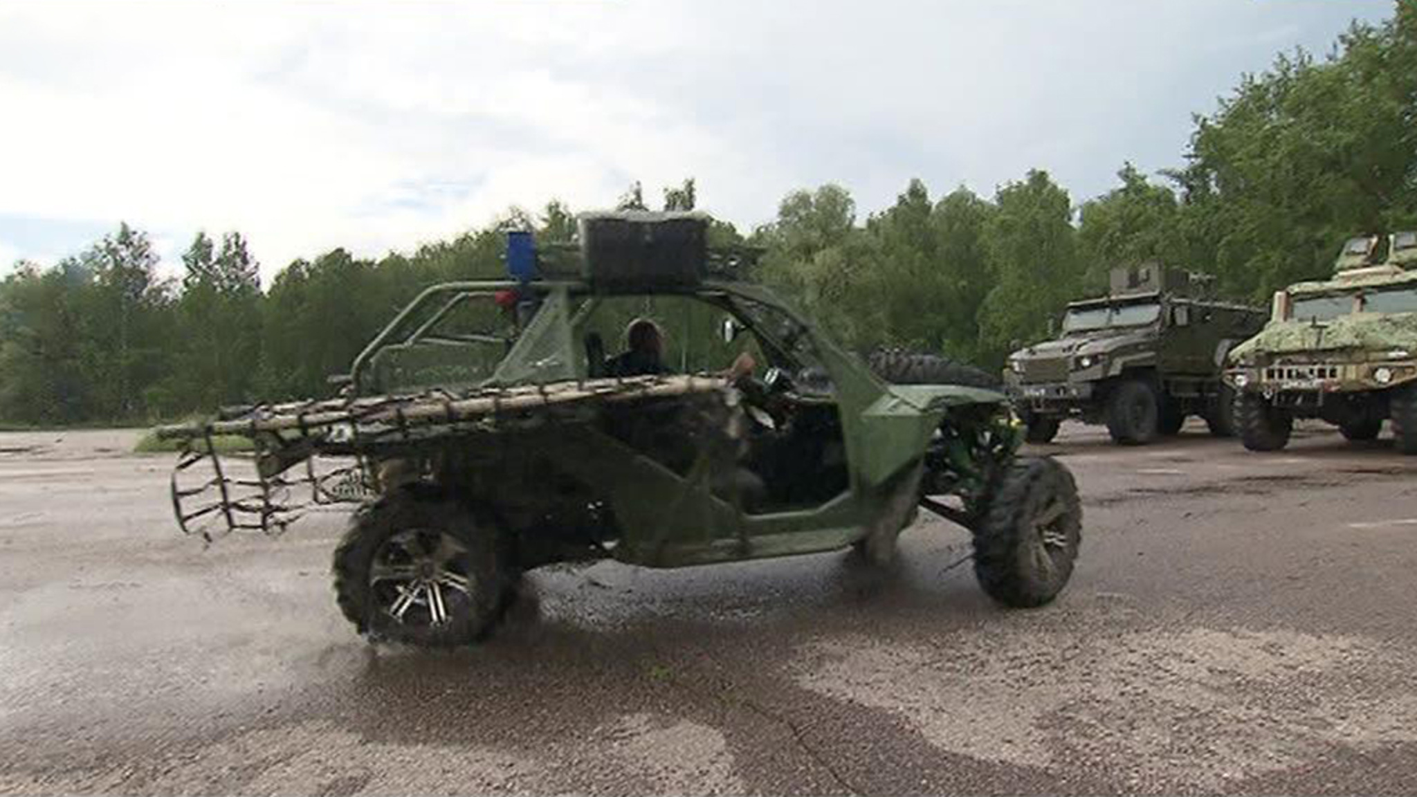 В Подмосковье испытали новейшие военные автомобили