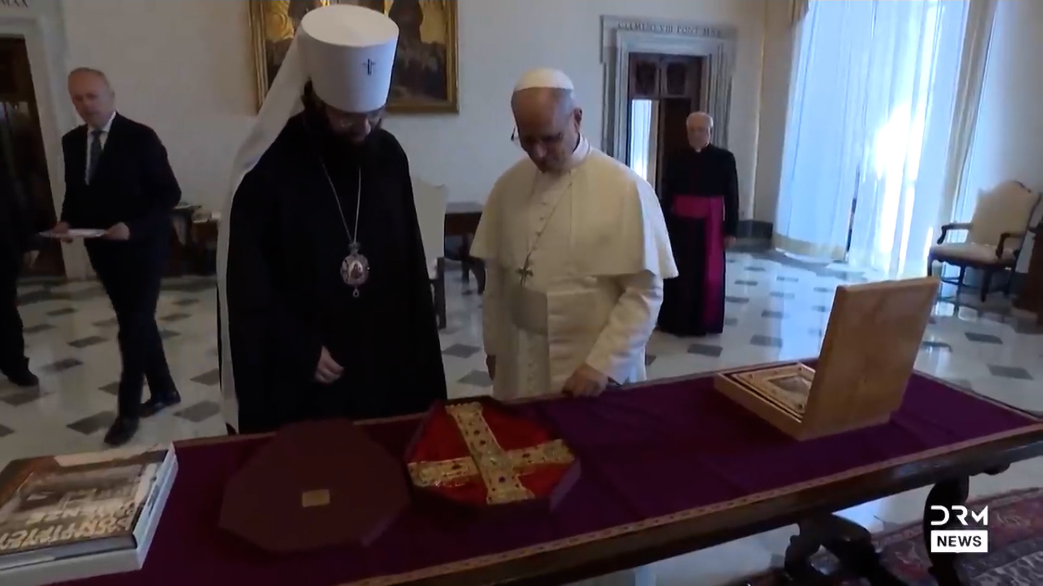 На встрече Лев XIV и митрополит Антоний обменялись мнениями и подарками