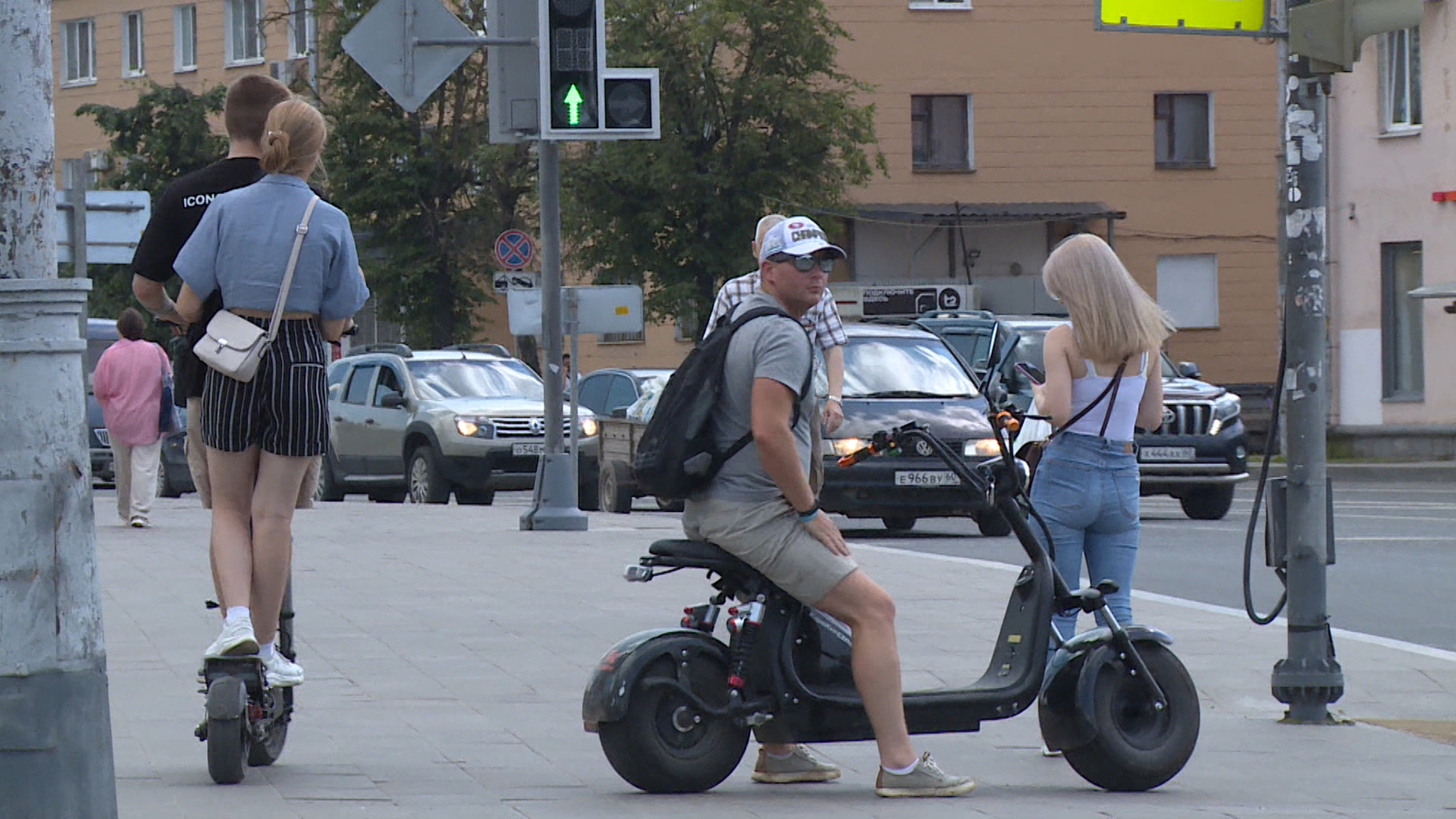 В нескольких городах России запретили электросамокаты. Расскажем, что думают псковичи на этот счет